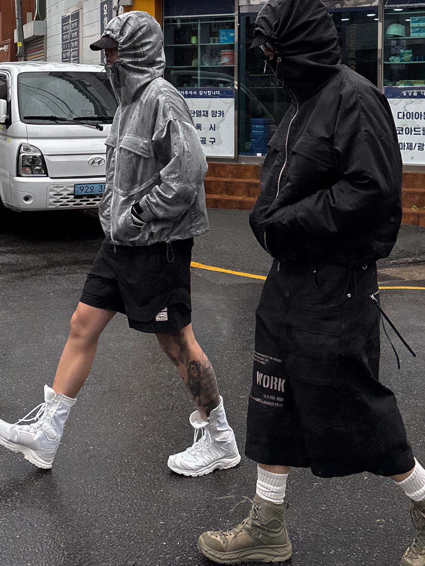 Wapworks Engineered Oxford Bermuda Black, Hoka Tor Ultra Hi 2 WP Burnt Olive 착용 스타일 - 1