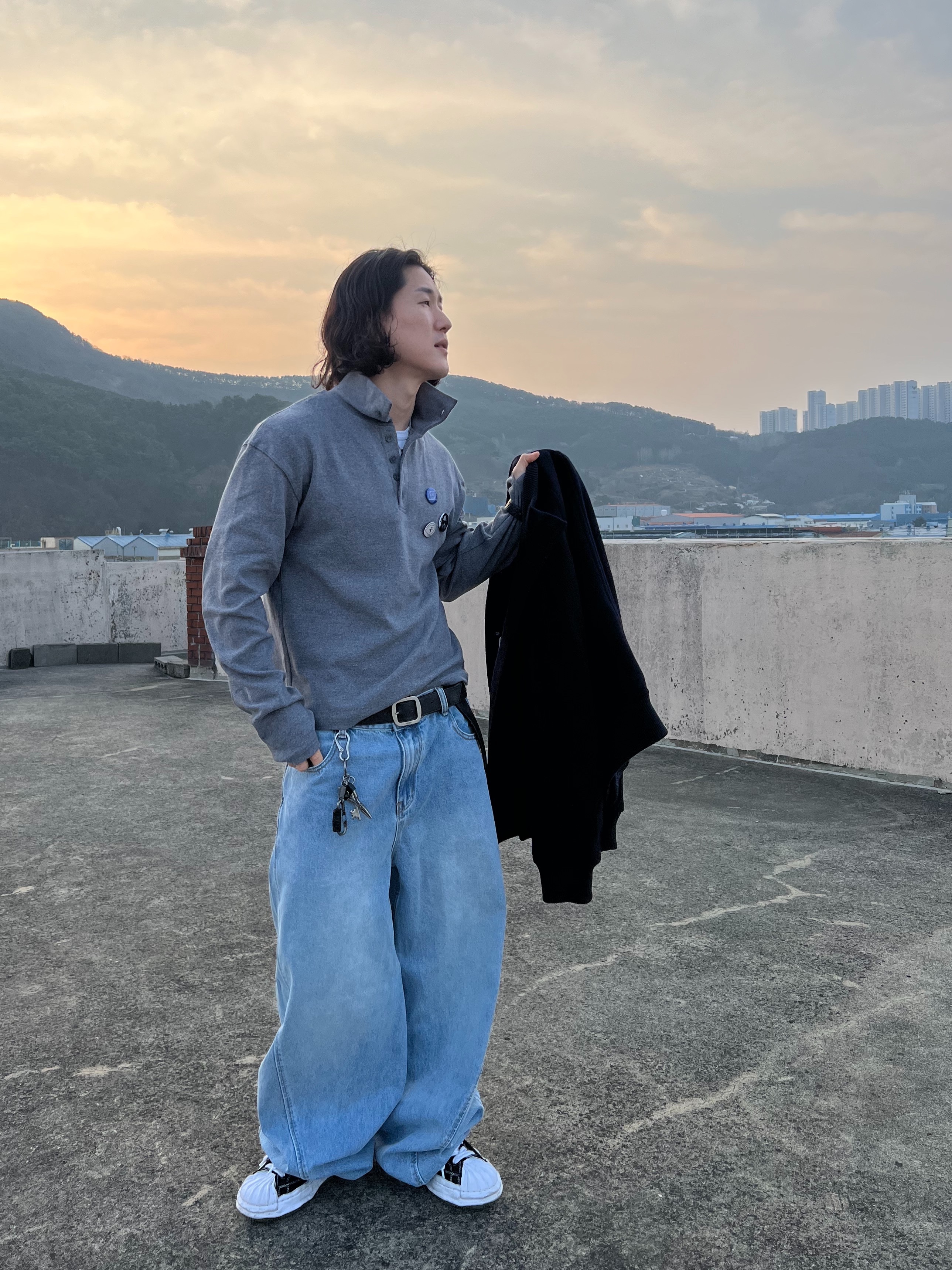 Undermycar MU.128 Original Logo Cracked Leather Belt Silver / Black, Maison Mihara Yasuhiro Blakey OG Sole Canvas Low-top Sneakers Black White 착용 스타일 - 7