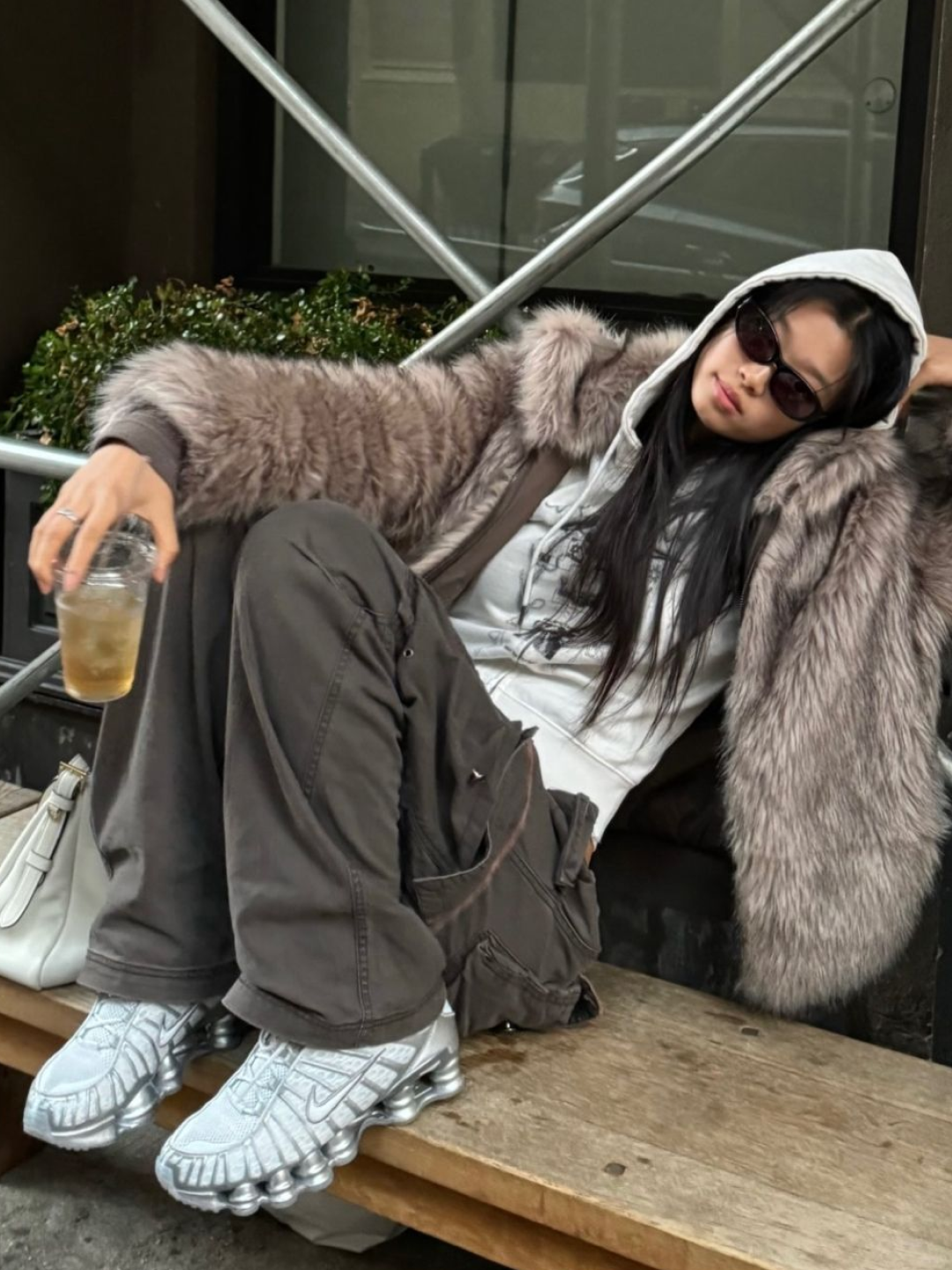 (W) Nike Shox Z Dark Team Red Mystic Dates, Nike Shox TL Black Metallic Hematite 착용 스타일 - 4