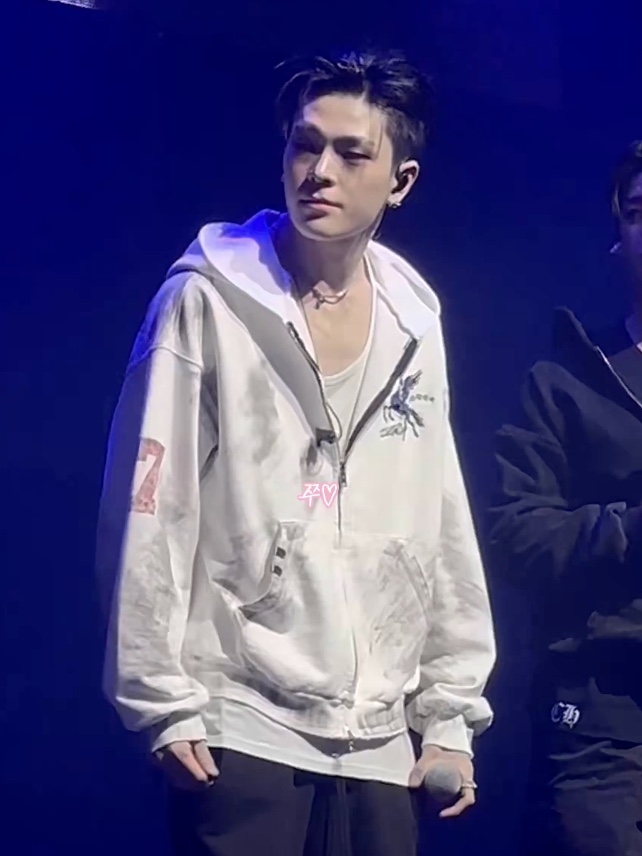 PACOSPLY Dirty Falling Angel Zip Up Hoodie Dirty White 착용 스타일