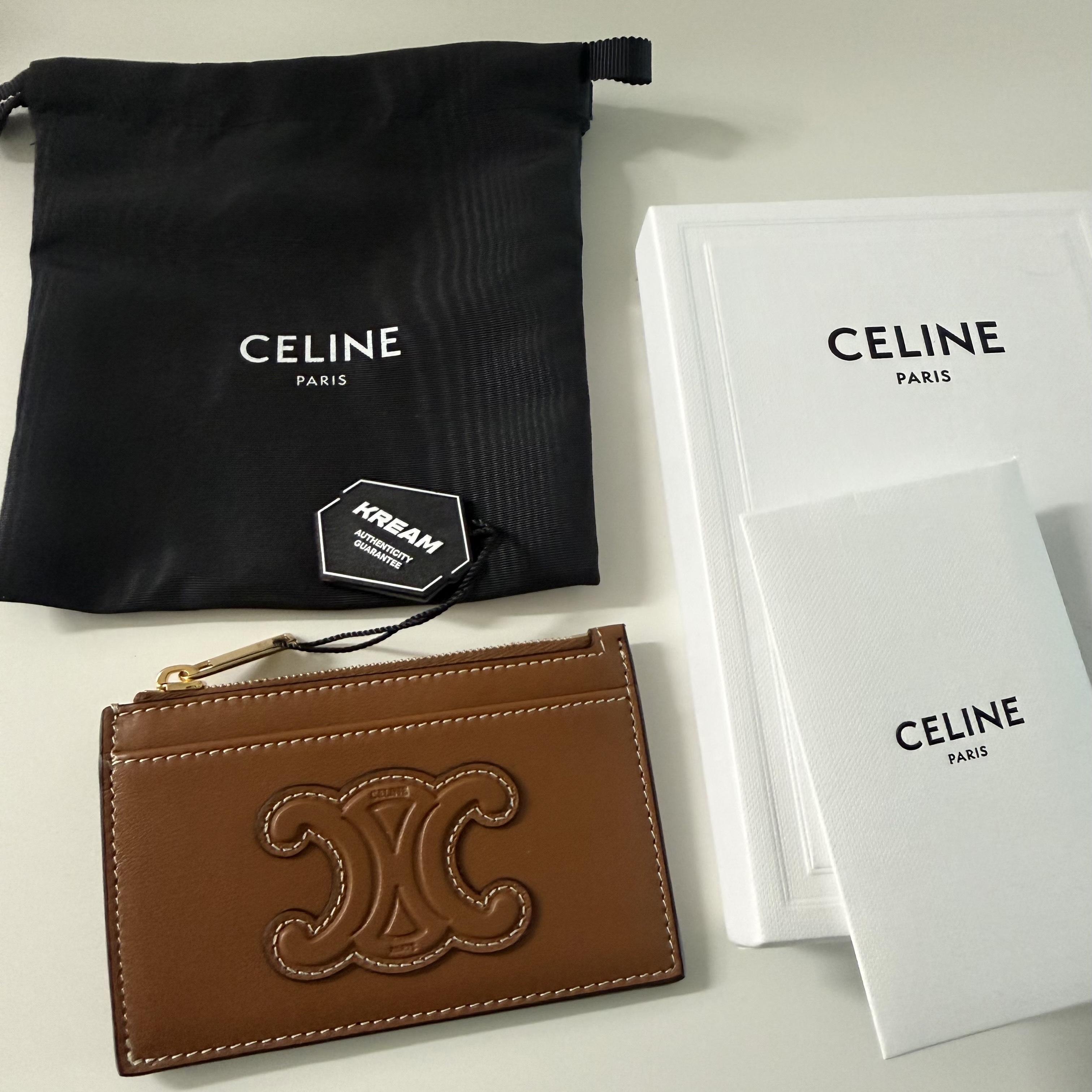Celine Zipped Card Holder in Smooth Lambskin Tan 착용 스타일
