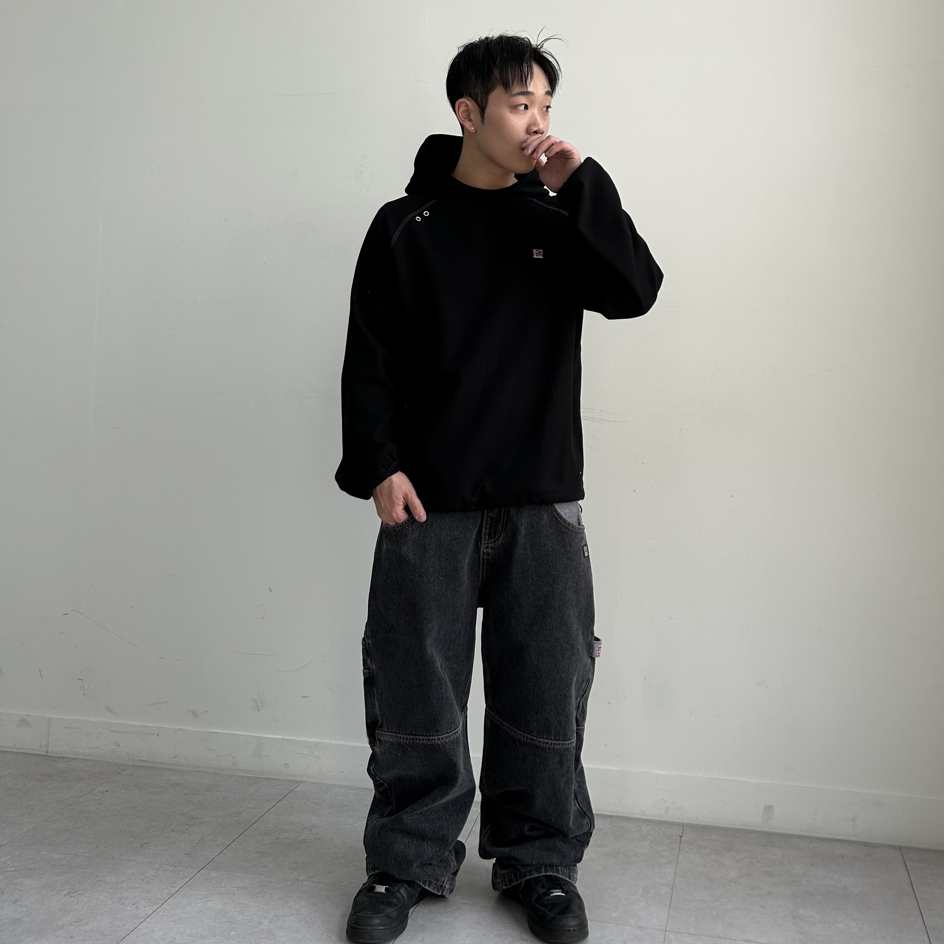 SPORT CHAMBER SC Waffle Ear-Open Hood T-shirt BLACK, SPORT CHAMBER SC Star Carpenter Denim Pants BLACK 착용 스타일 - 1