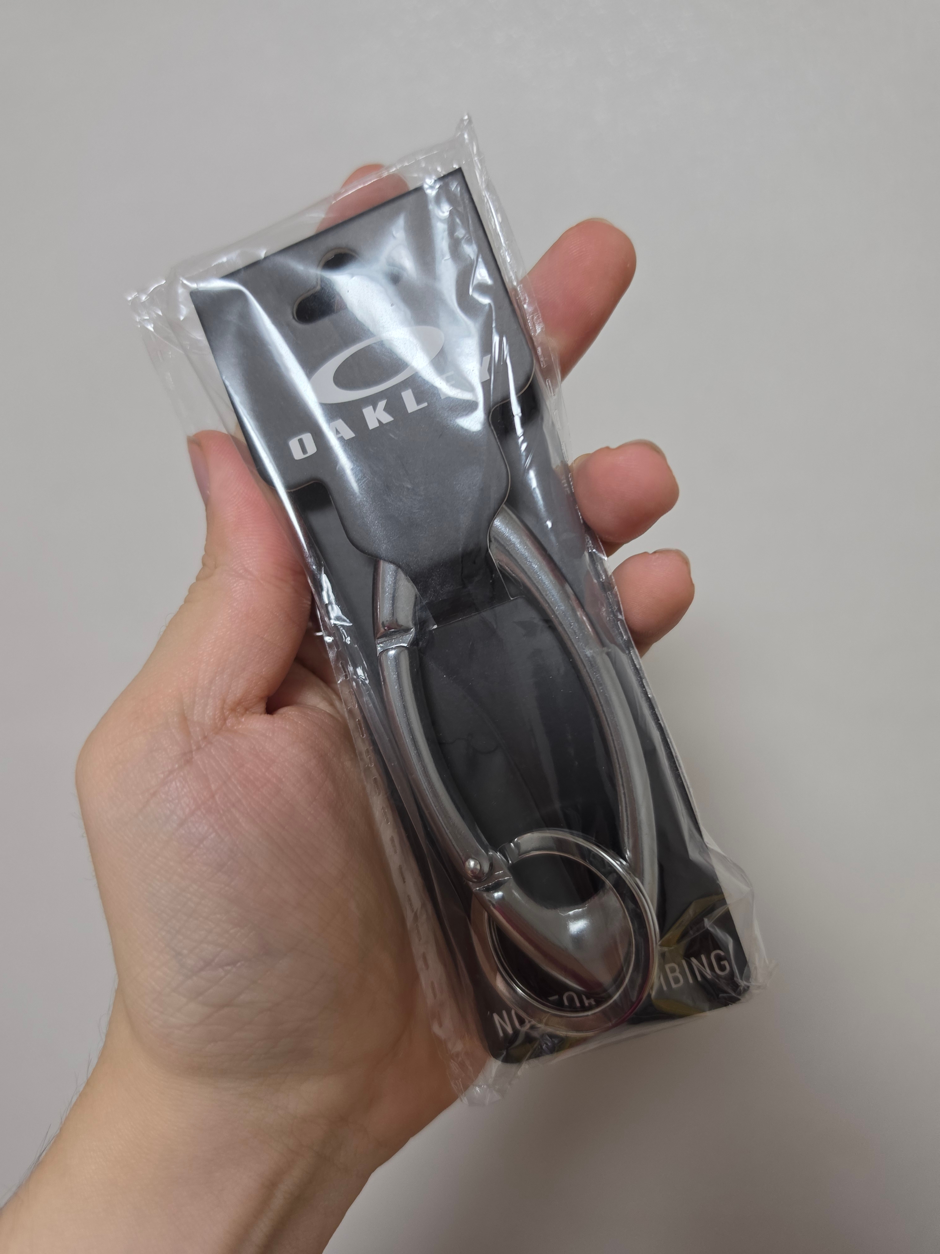 Oakley Essential Icon Carabiner Silver 착용 스타일