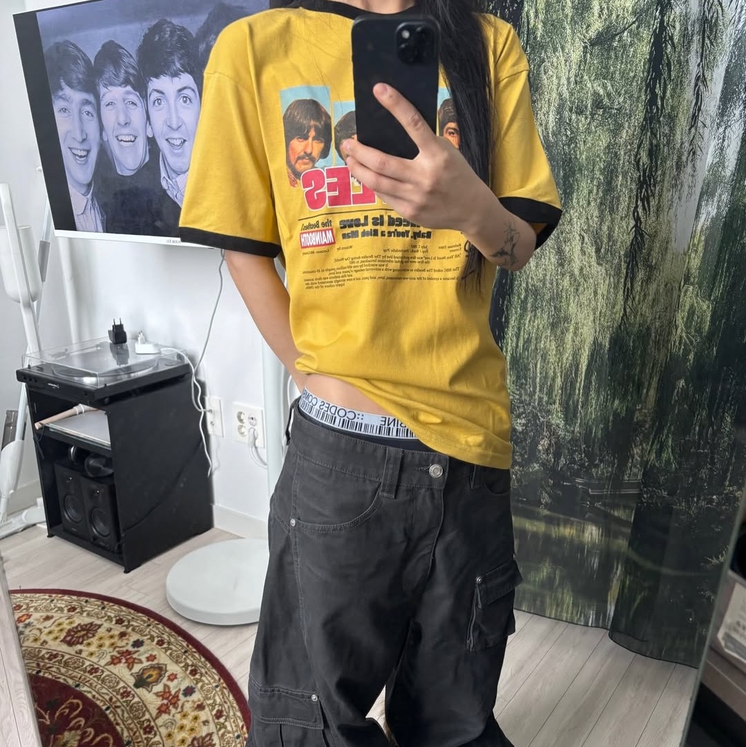 MAINBOOTH [Beatles] Love T-Shirt Yellow 착용 스타일 - 3