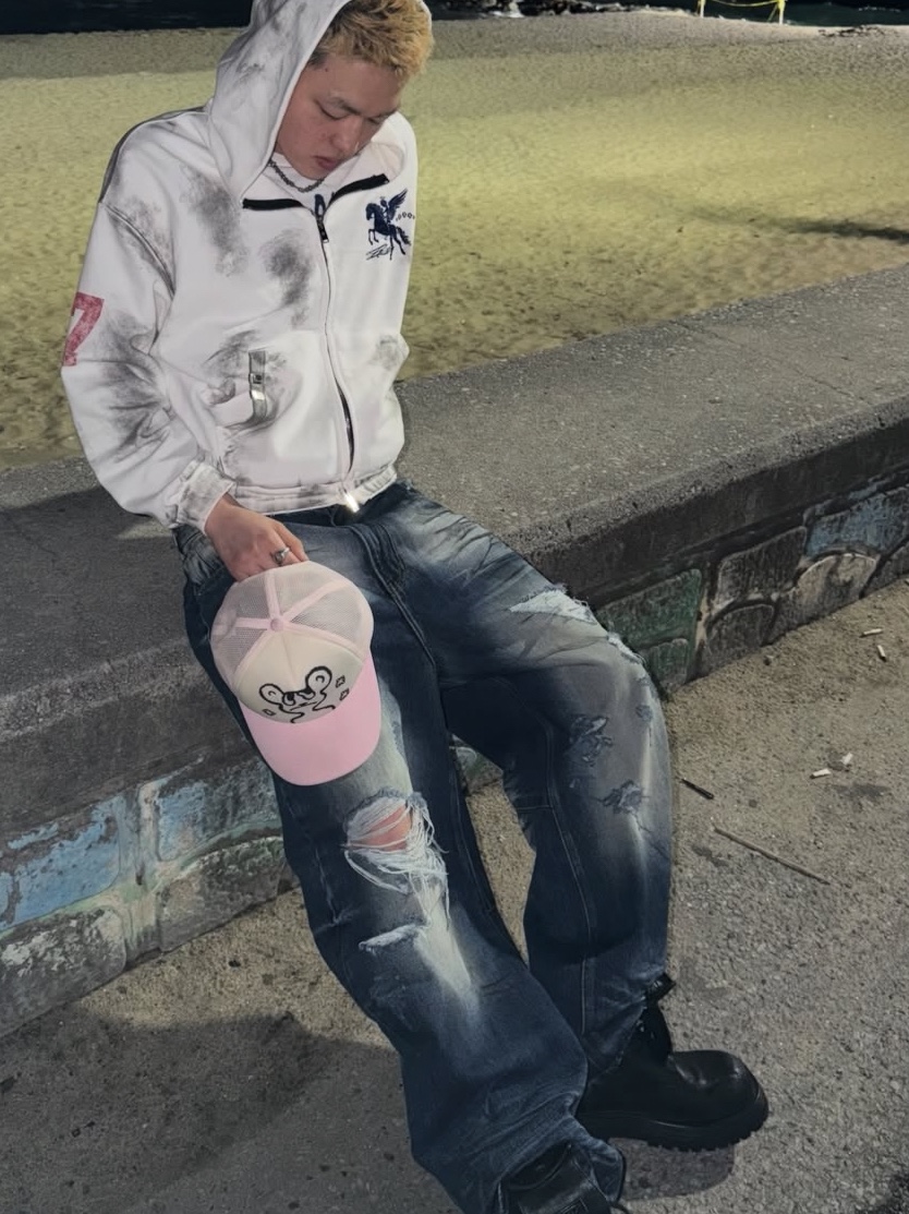 PACOSPLY Dirty Falling Angel Zip Up Hoodie Dirty White 착용 스타일