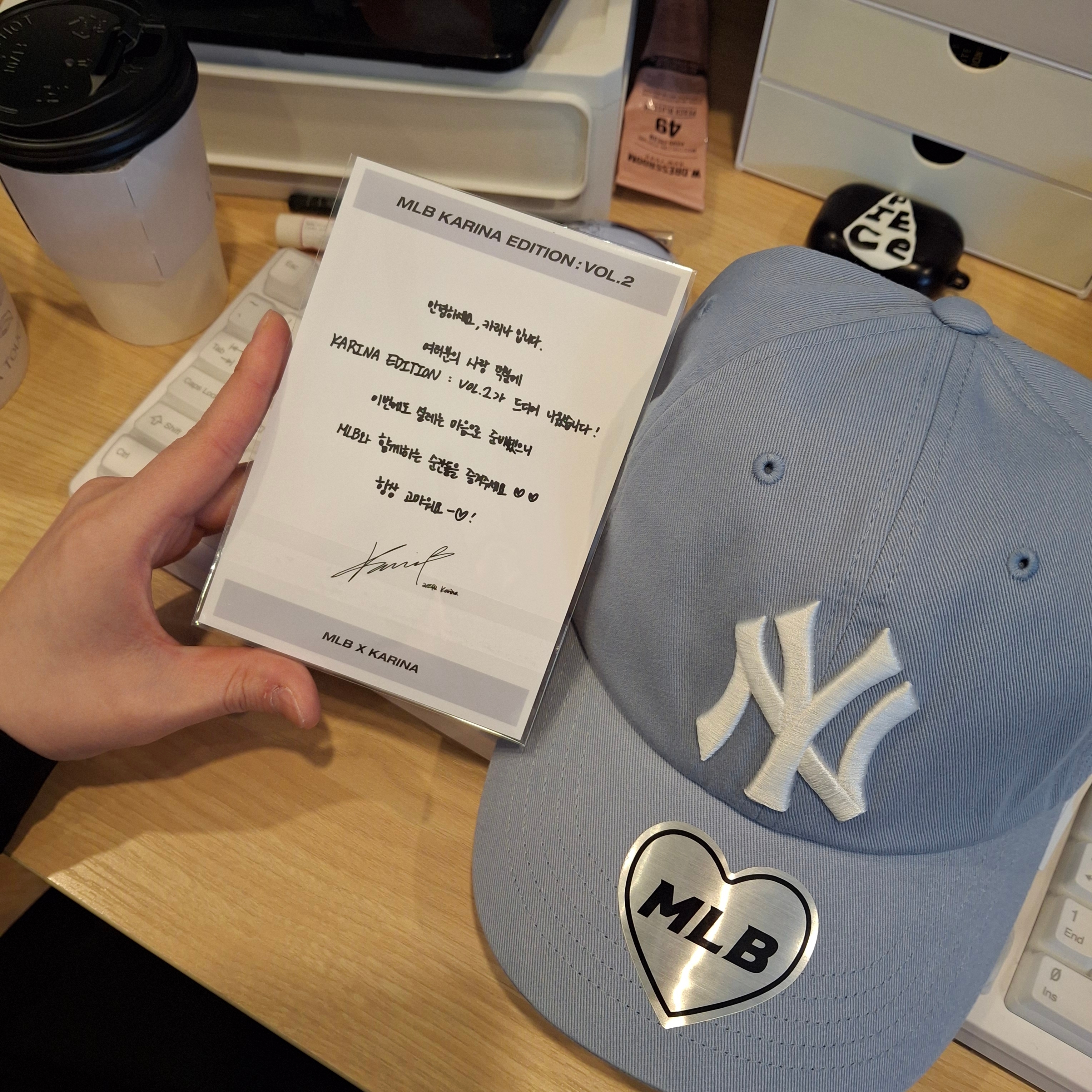 MLB x Karina Signature Unstructured Ball Cap Sky Blue 착용 스타일 - 1