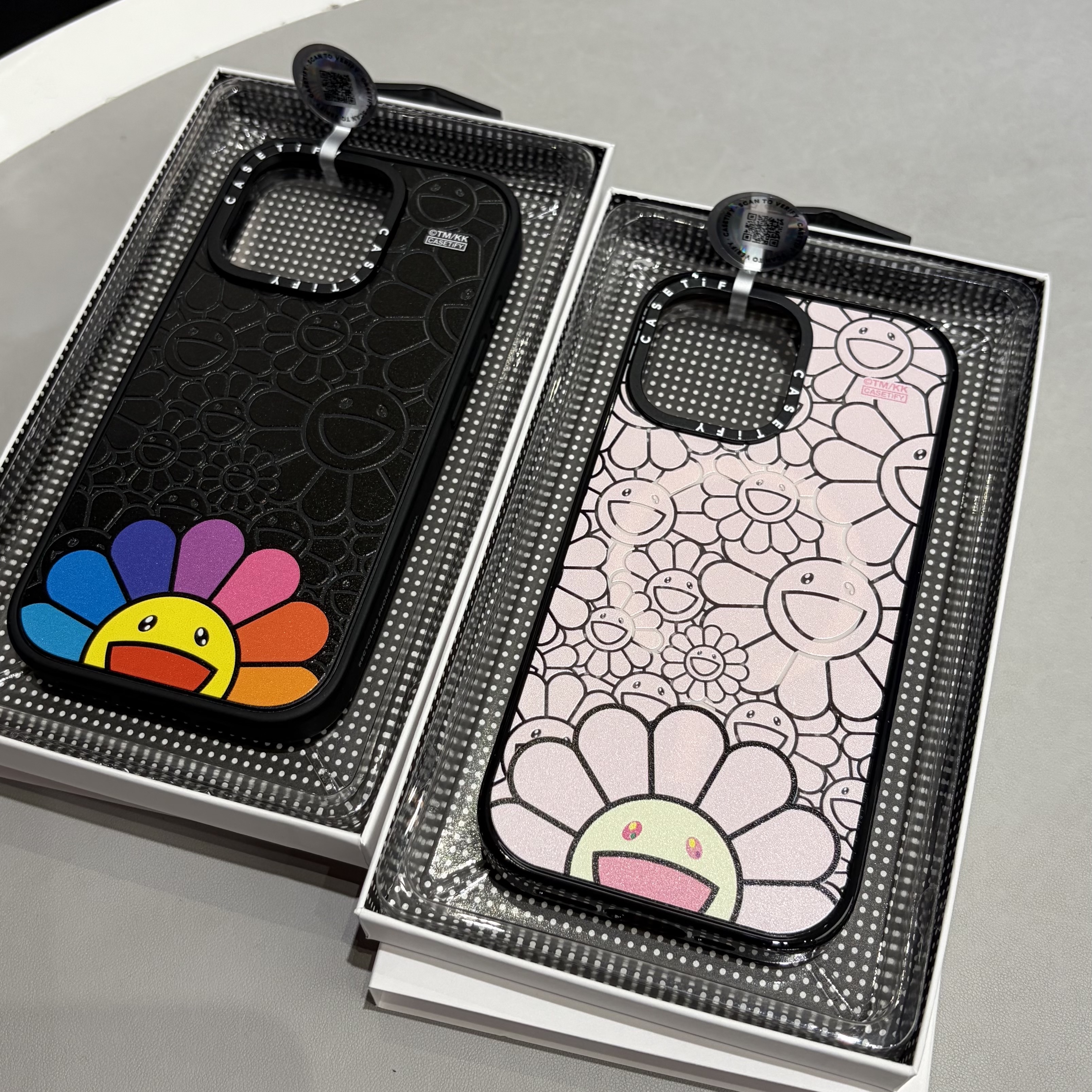 Casetify x Murakami Takashi iPhone Smile Rainbow Phone Magsafe Glazed Case, Casetify x Murakami Takashi iPhone Smile Pink Phone Magsafe Impact Case 착용 스타일 - 1