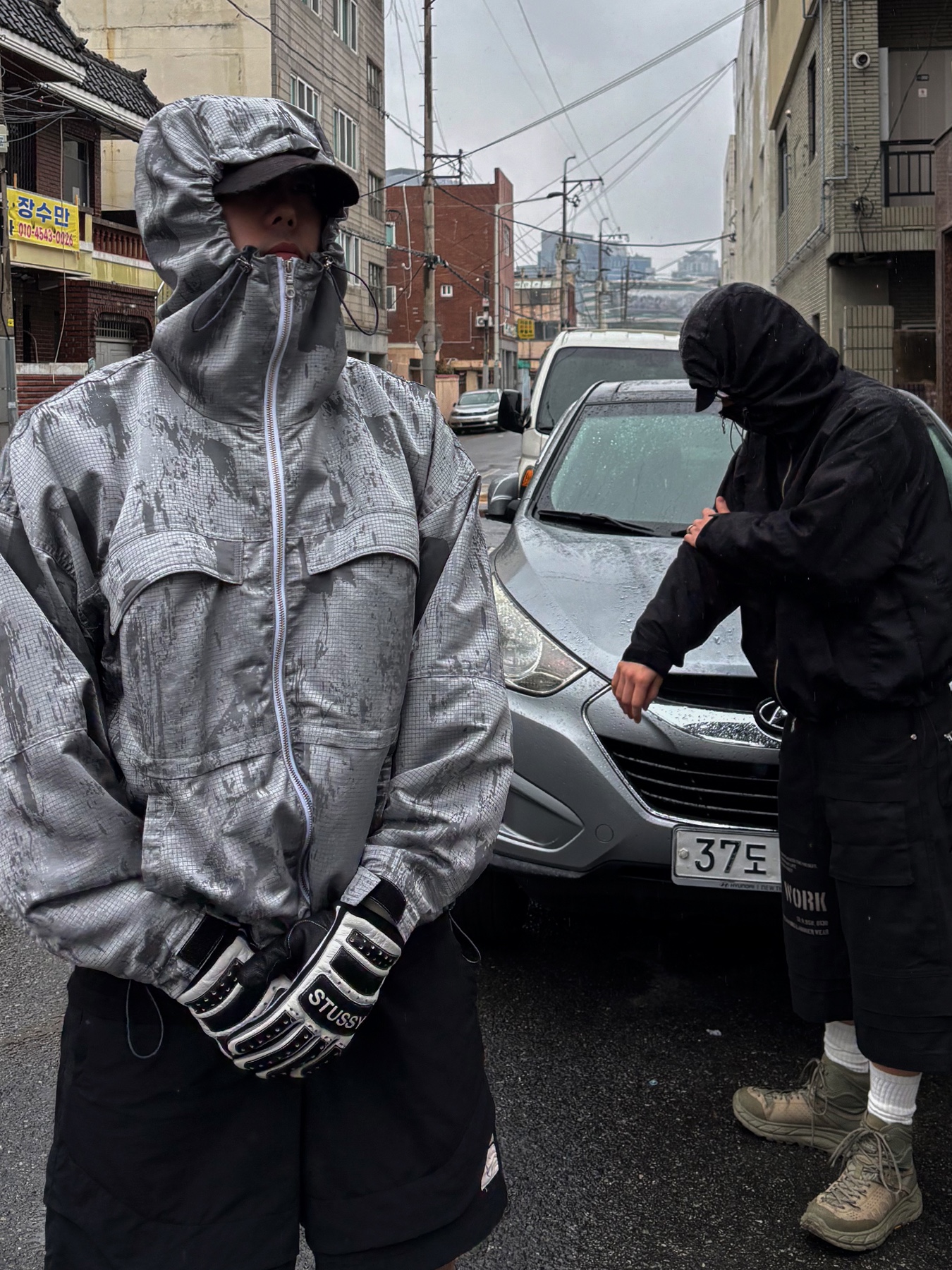 Wapworks Engineered Oxford Bermuda Black, Hoka Tor Ultra Hi 2 WP Burnt Olive 착용 스타일 - 2