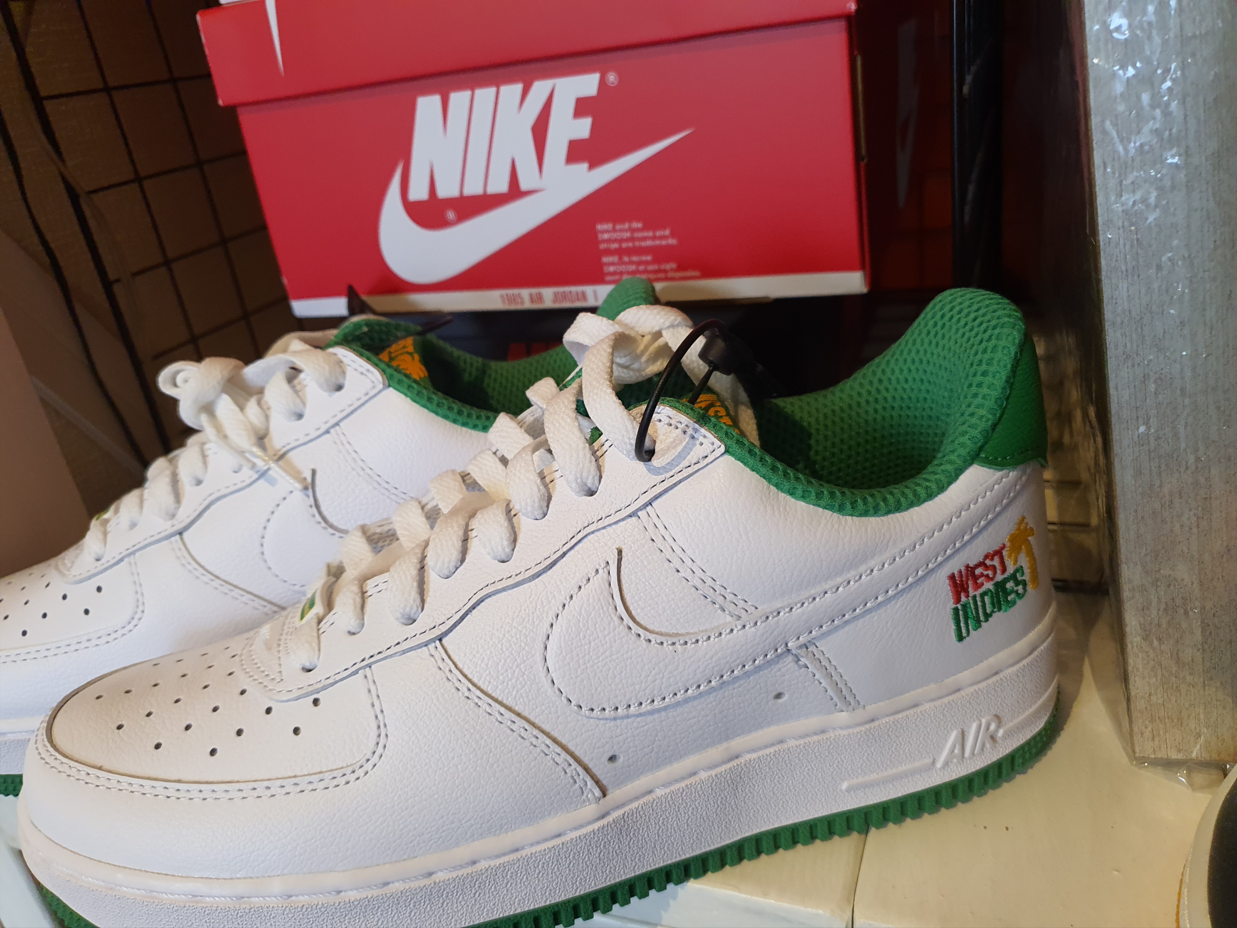 Nike Air Force 1 Low Retro QS West Indies Classic Green 착용 스타일 - 2