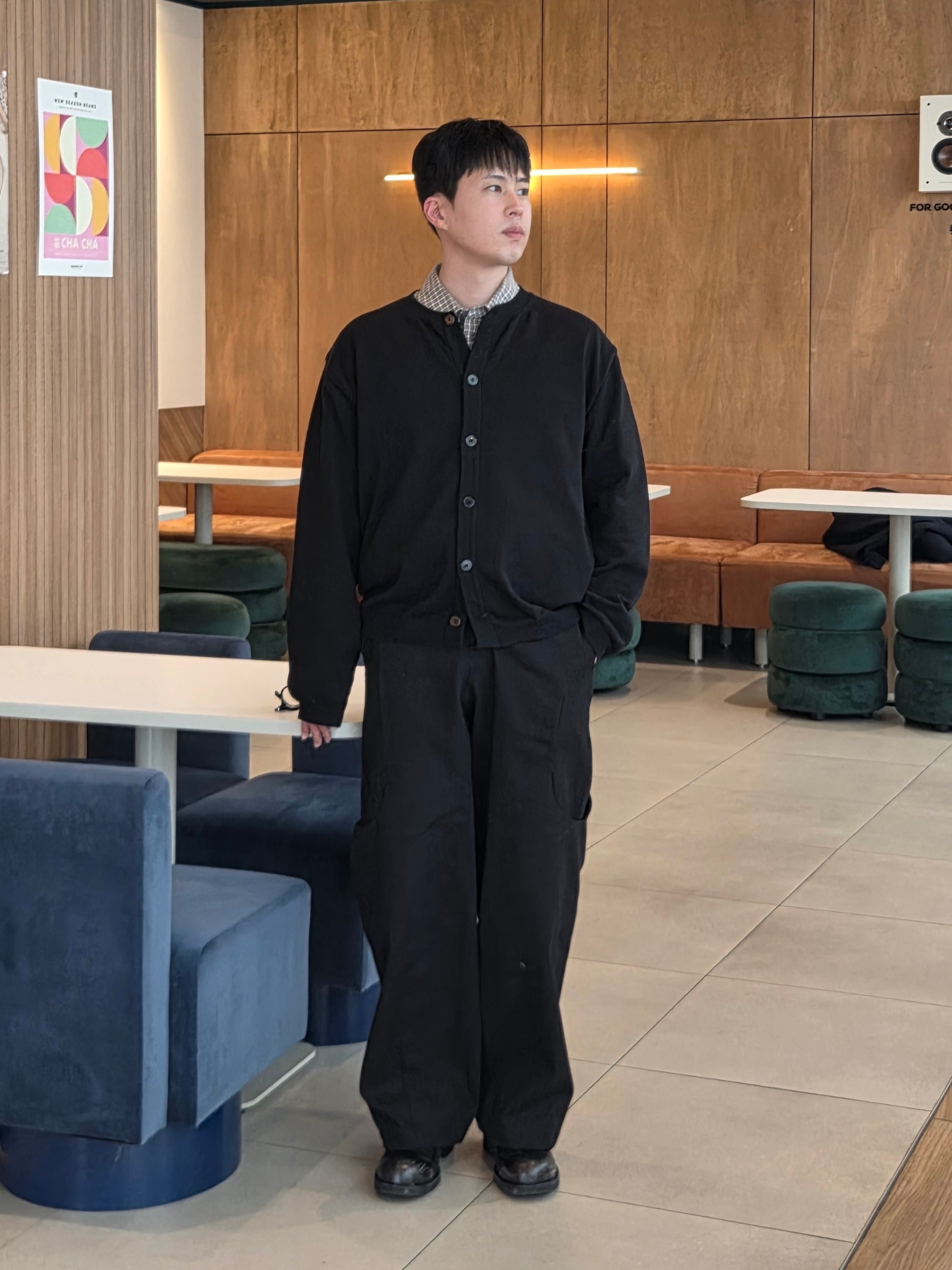 Knitted Basic Essential Crop Round Cardigan Black 착용 스타일
