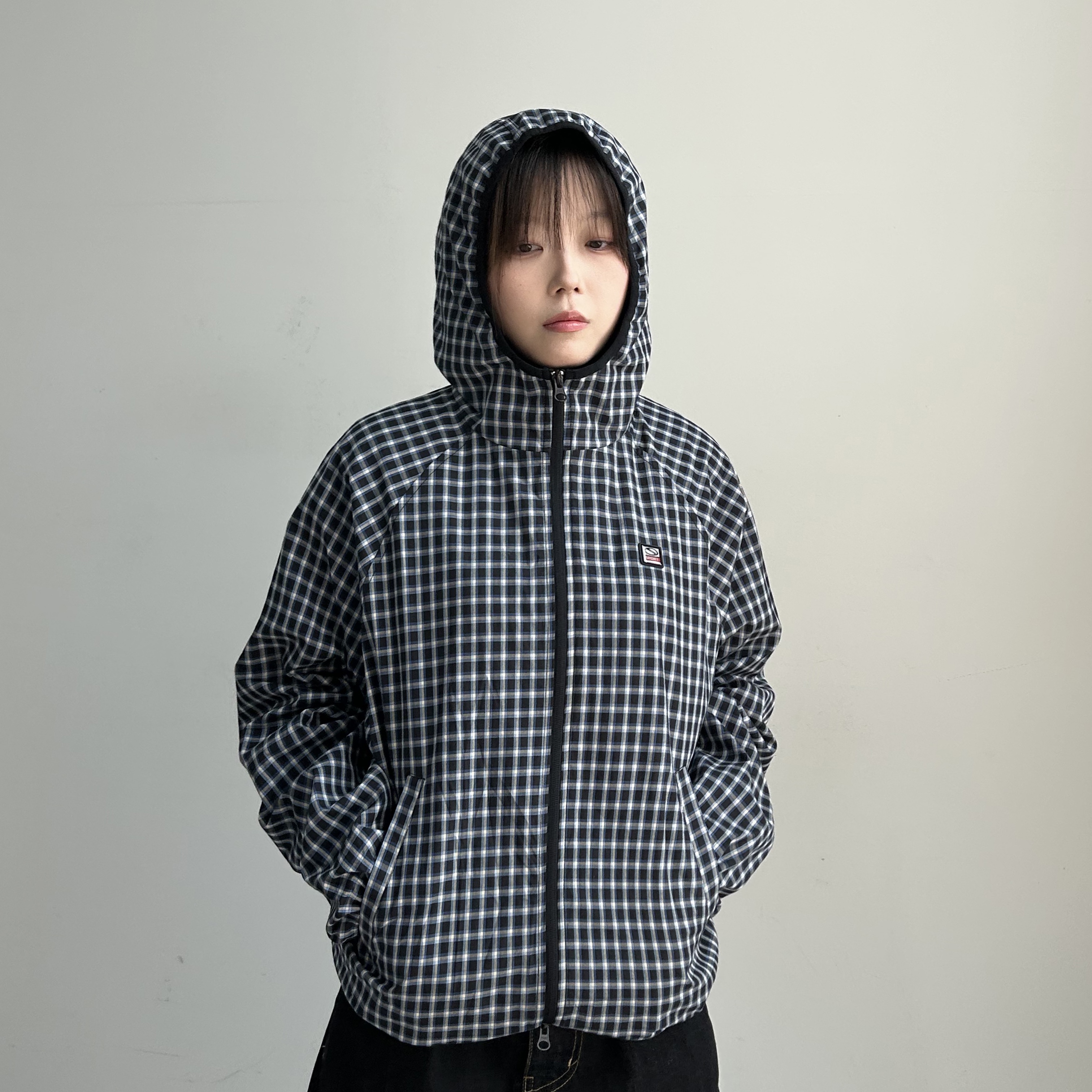 SPORT CHAMBER SC Square Check Windbreaker NAVY 착용 스타일 - 4