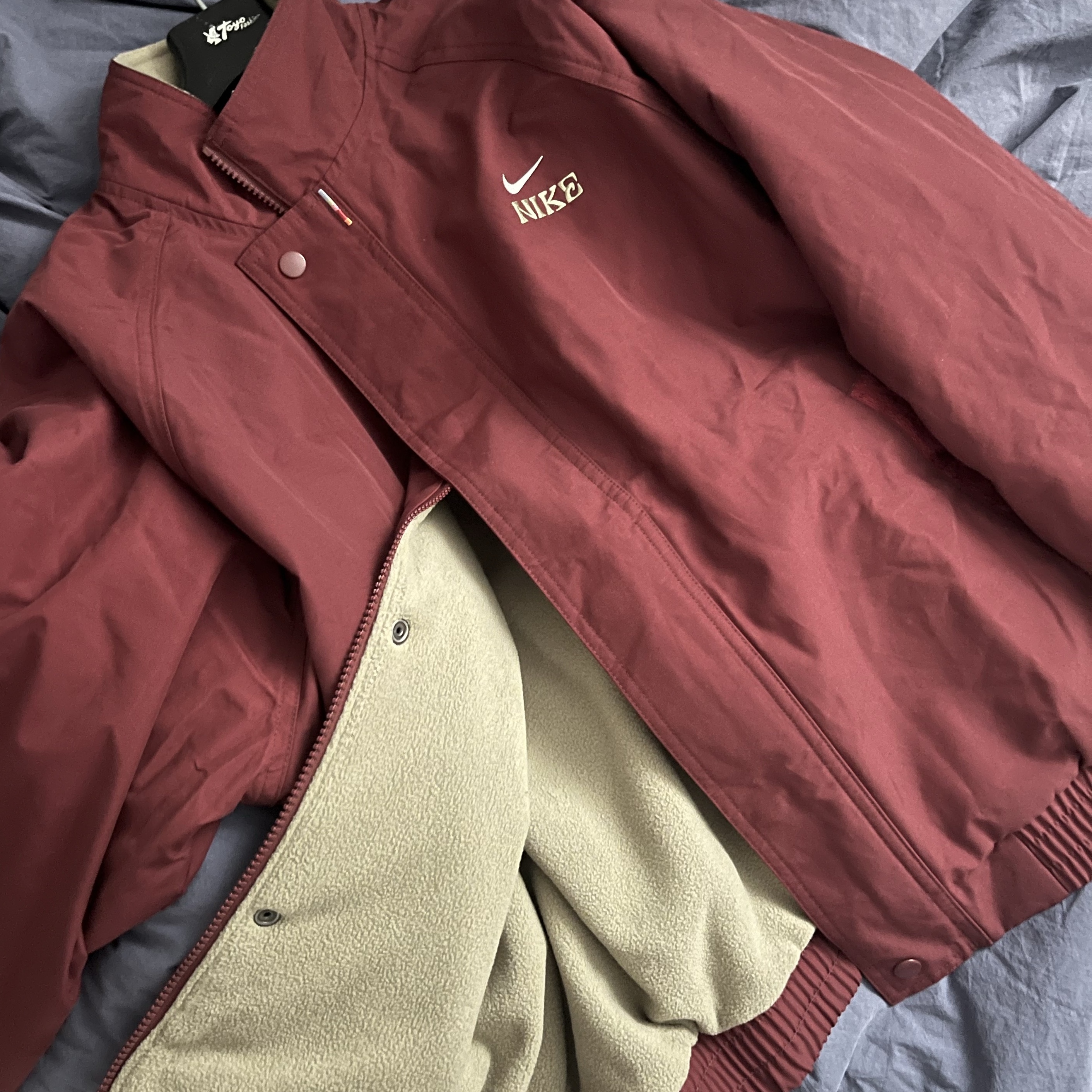 Nike Club LNY Jacket Dark Team Red (IQ3705-613) 착용 스타일 - 1