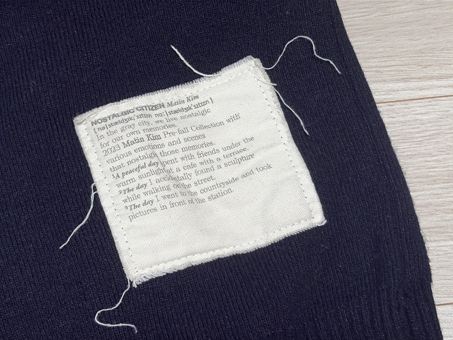 (W) Matin Kim Typo Patch Round Cardigan Black 착용 스타일 - 1