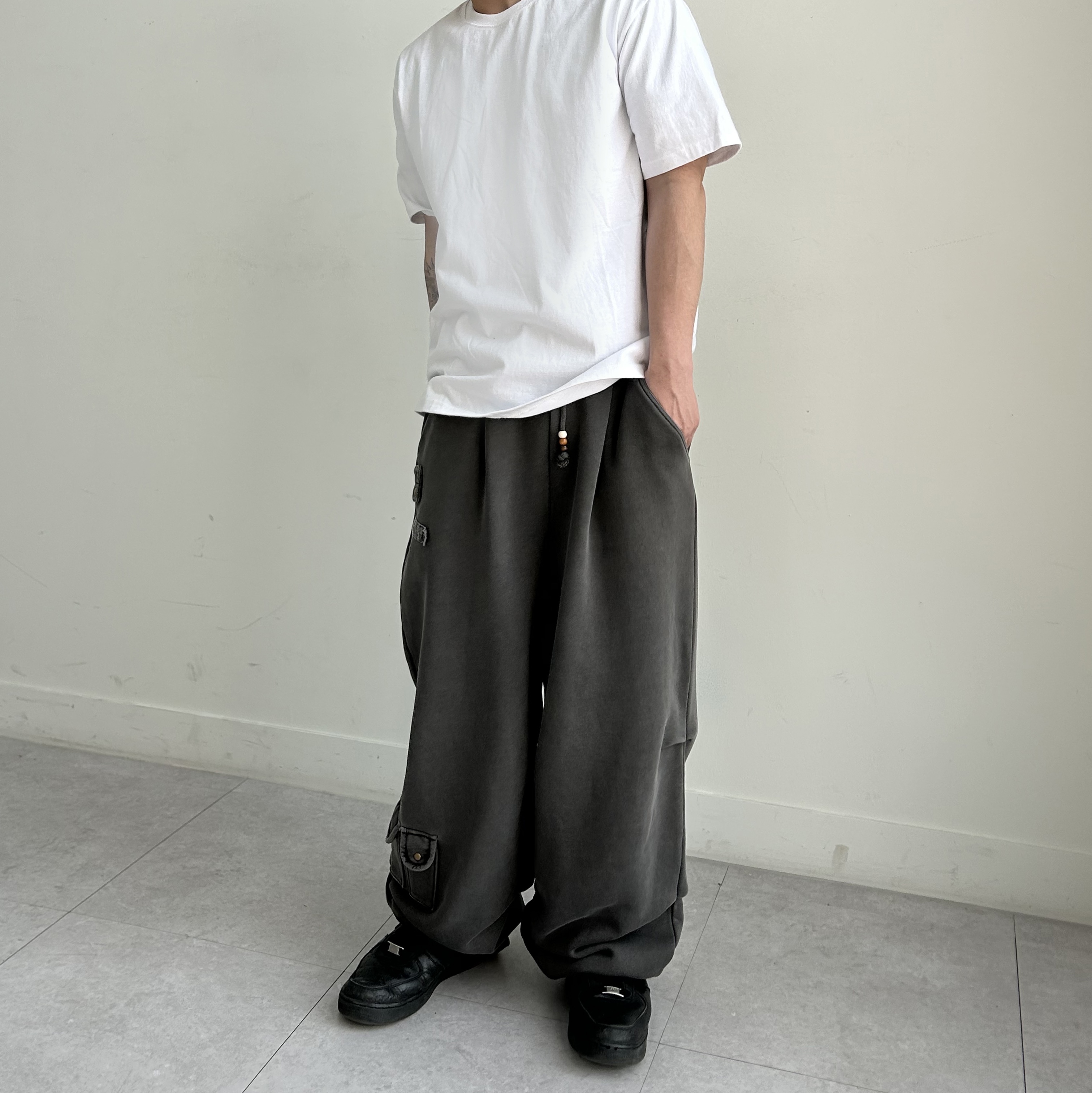 MAINBOOTH Nomad Sweat Pants CHARCOAL 착용 스타일 - 3