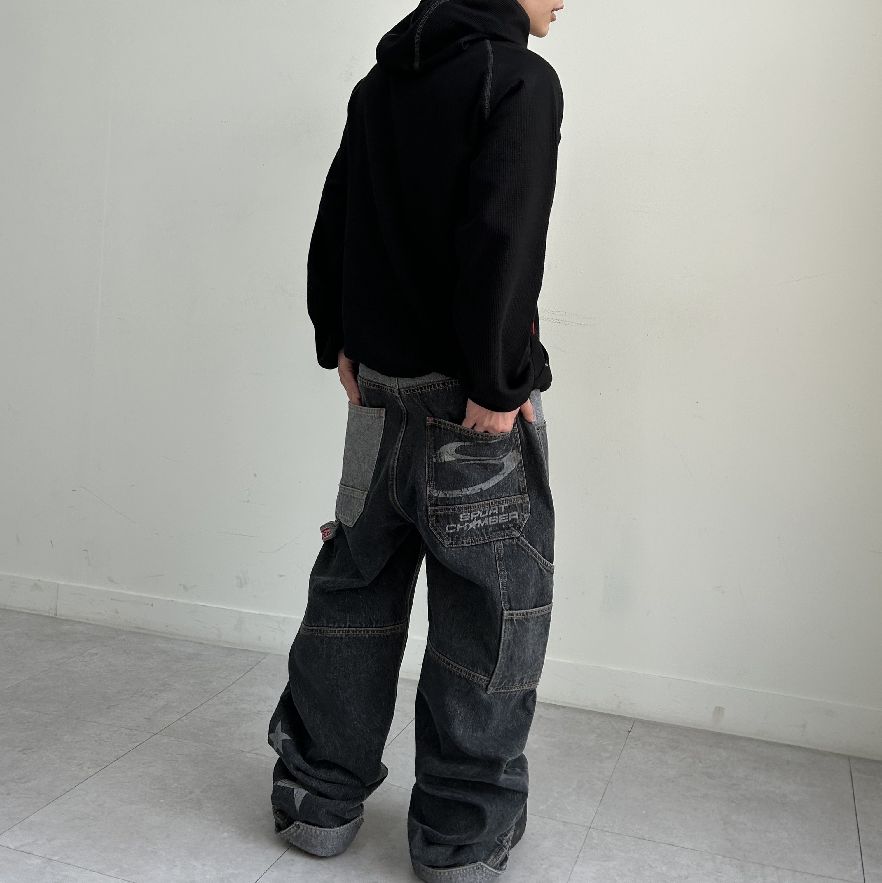 SPORT CHAMBER SC Waffle Ear-Open Hood T-shirt BLACK, SPORT CHAMBER SC Star Carpenter Denim Pants BLACK 착용 스타일 - 4