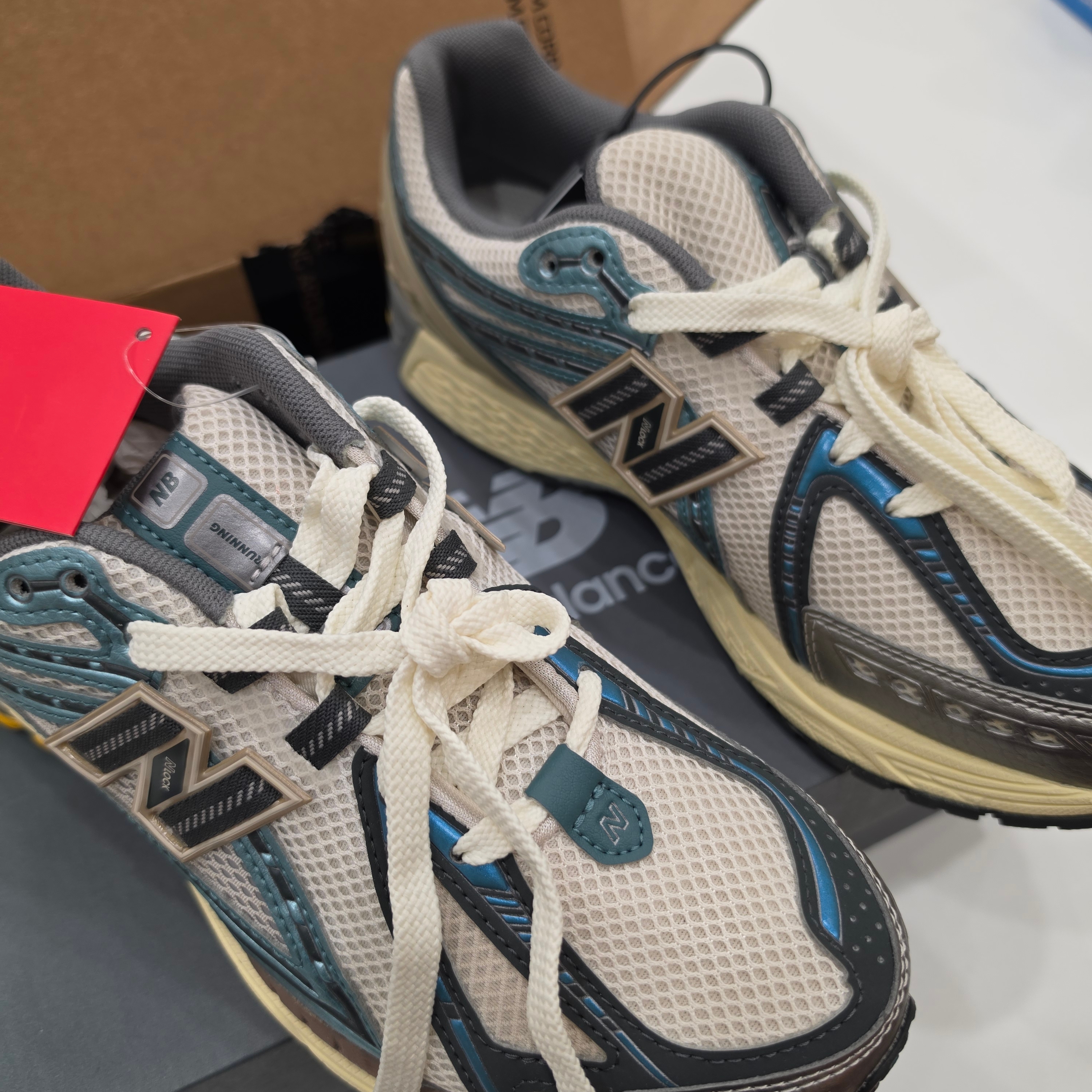 New Balance 1906R Metallic Teal 착용 스타일