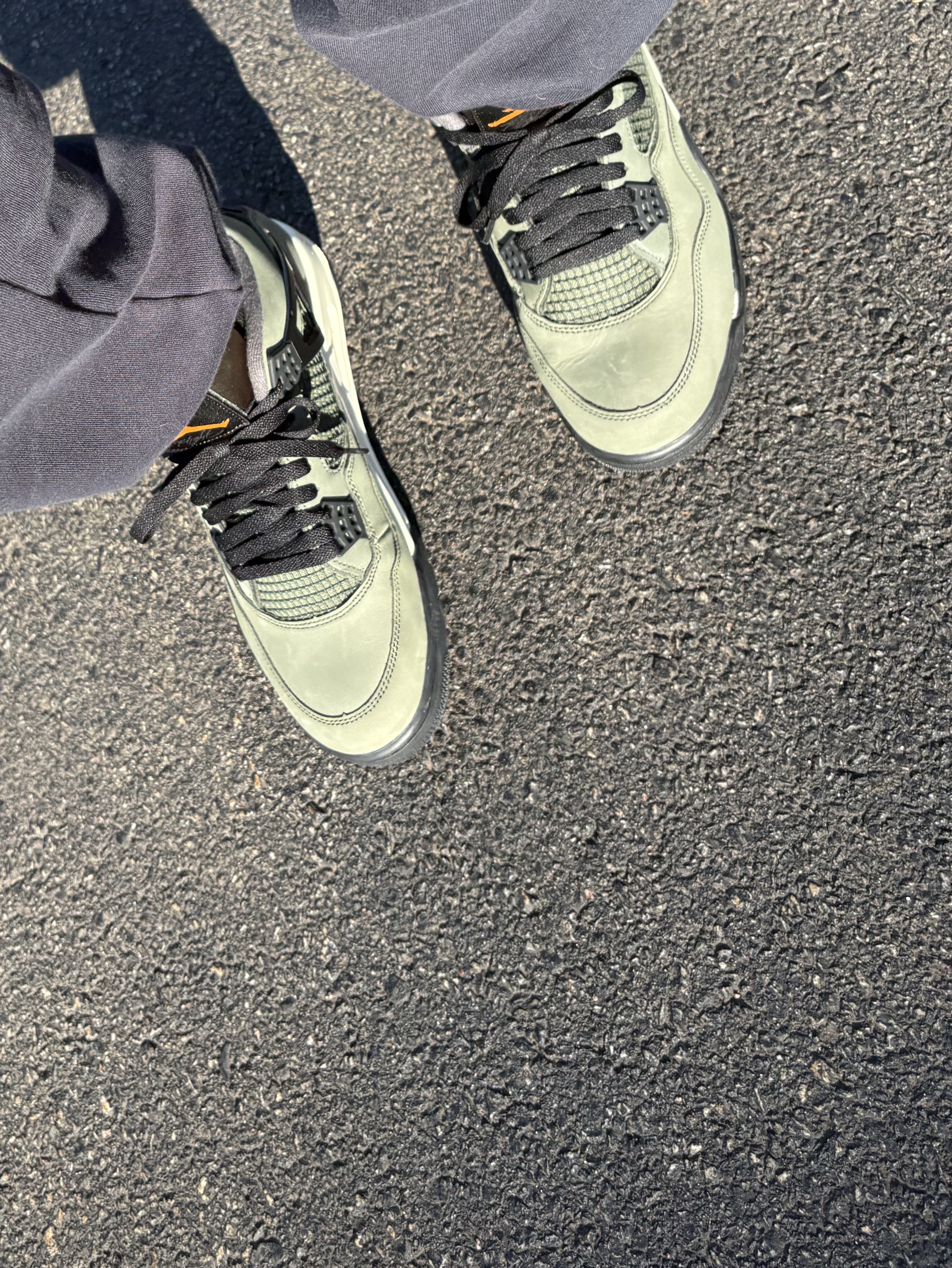 Jordan 4 x Undefeated Retro OG SP Deep Green and Clementine 착용 스타일 - 3