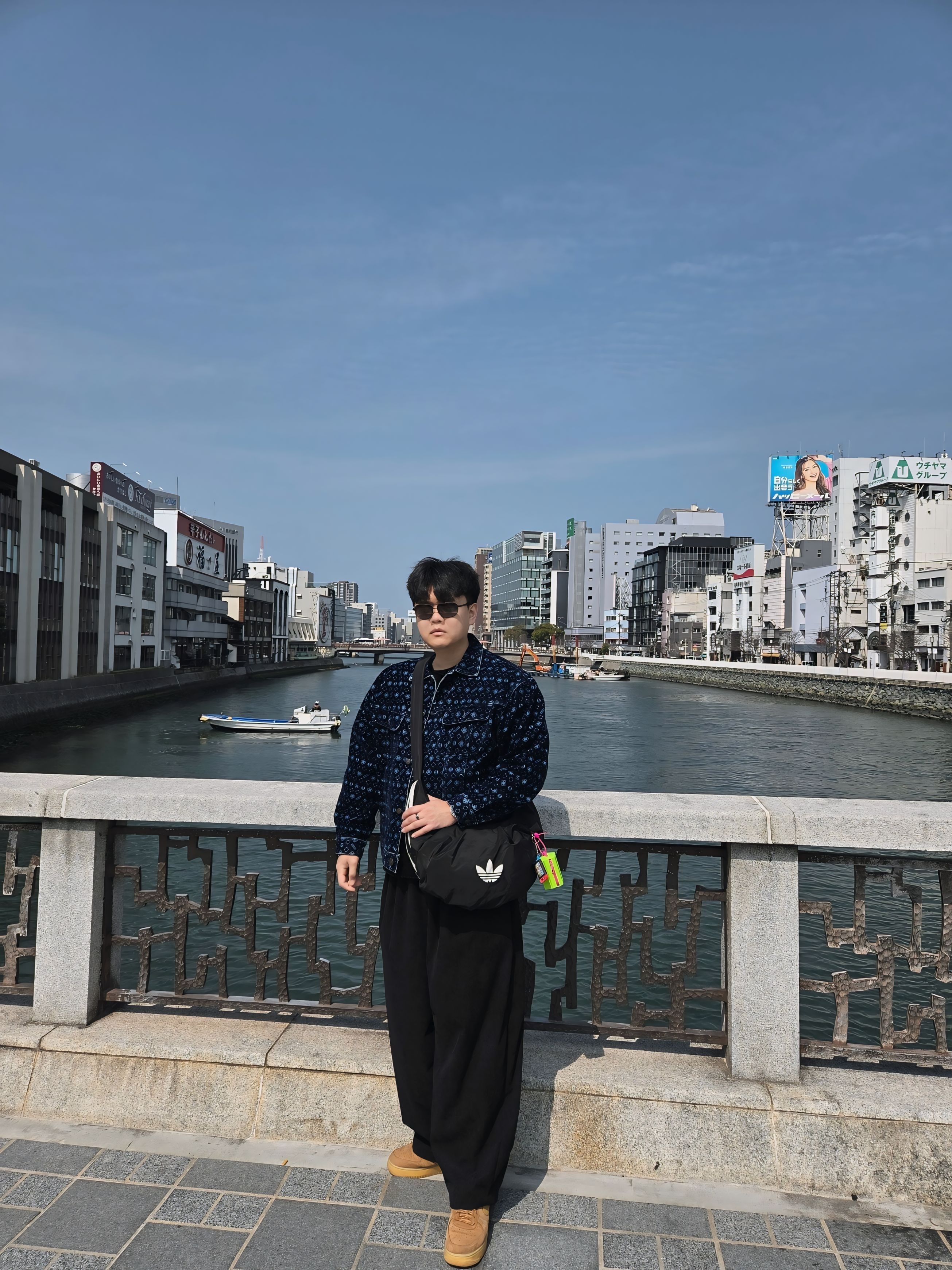 Supreme Flocked Denim Trucker Jacket Blue - 24FW, Adidas Originals Cloud Shoulder Bag Crinkle Version Large Size Black 착용 스타일 - 2
