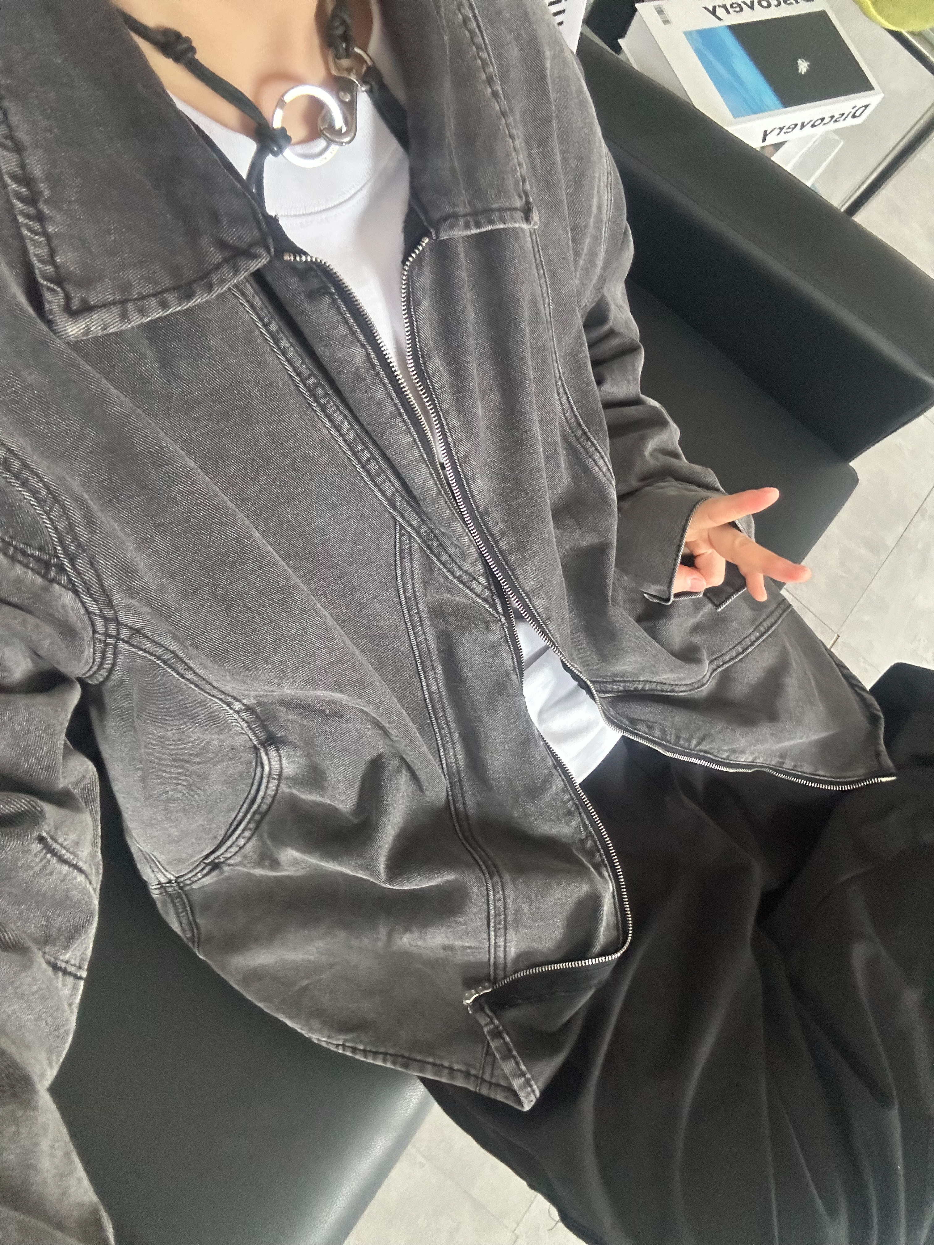 Our Legacy Ladon Leather Keychain Black 착용 스타일 - 4