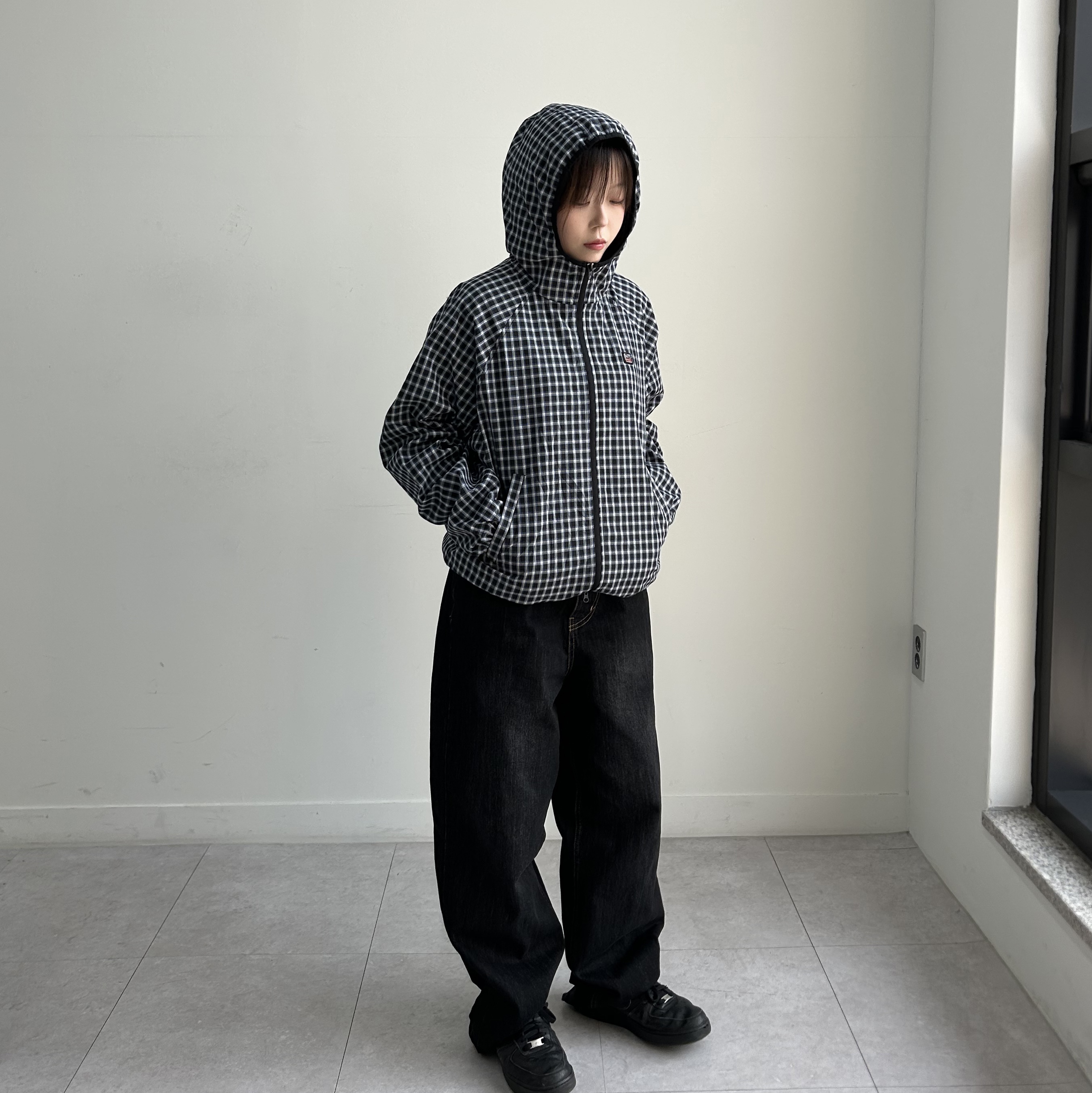 SPORT CHAMBER SC Square Check Windbreaker NAVY 착용 스타일 - 2