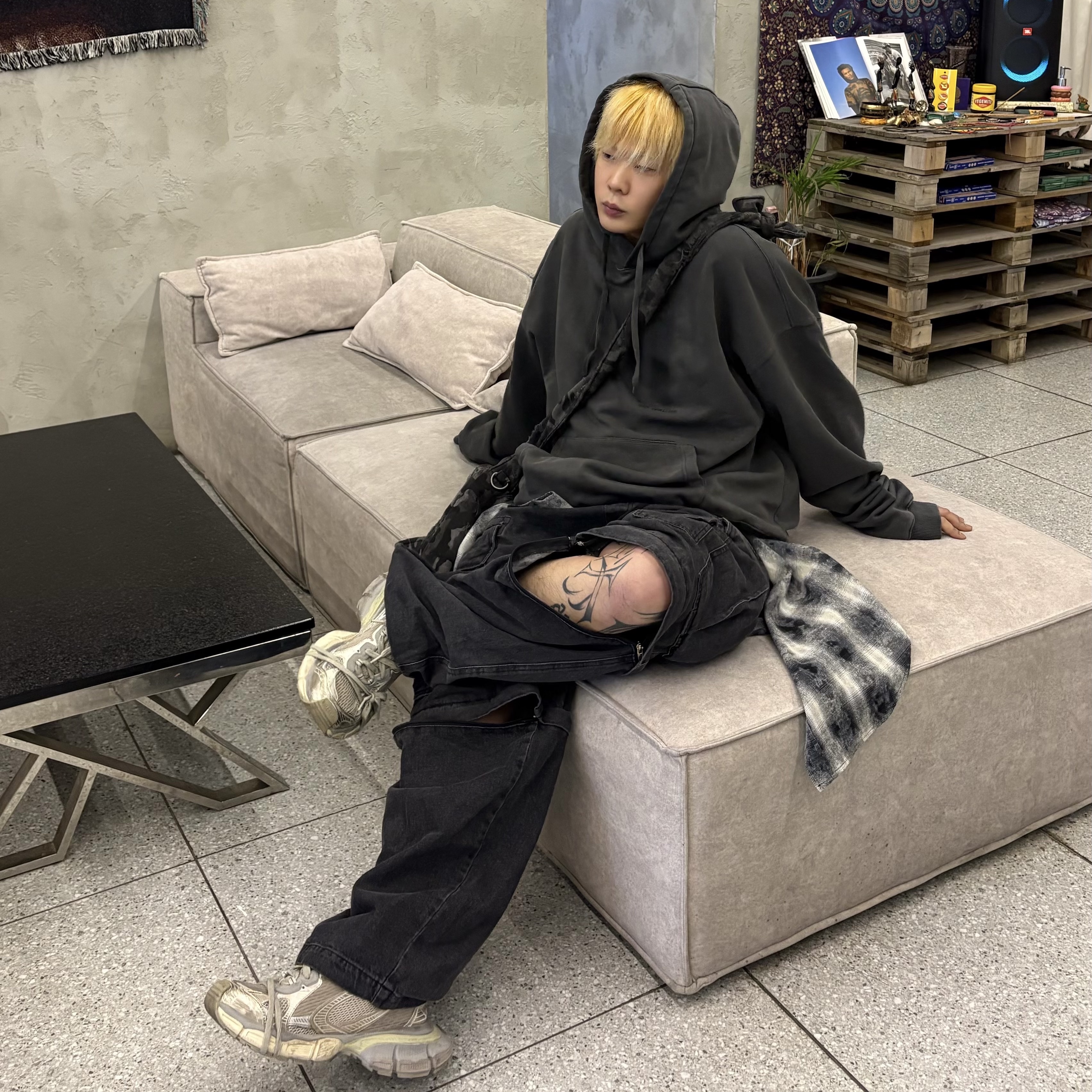 Balenciaga 3XL Sneakers Light Beige 착용 스타일 - 2