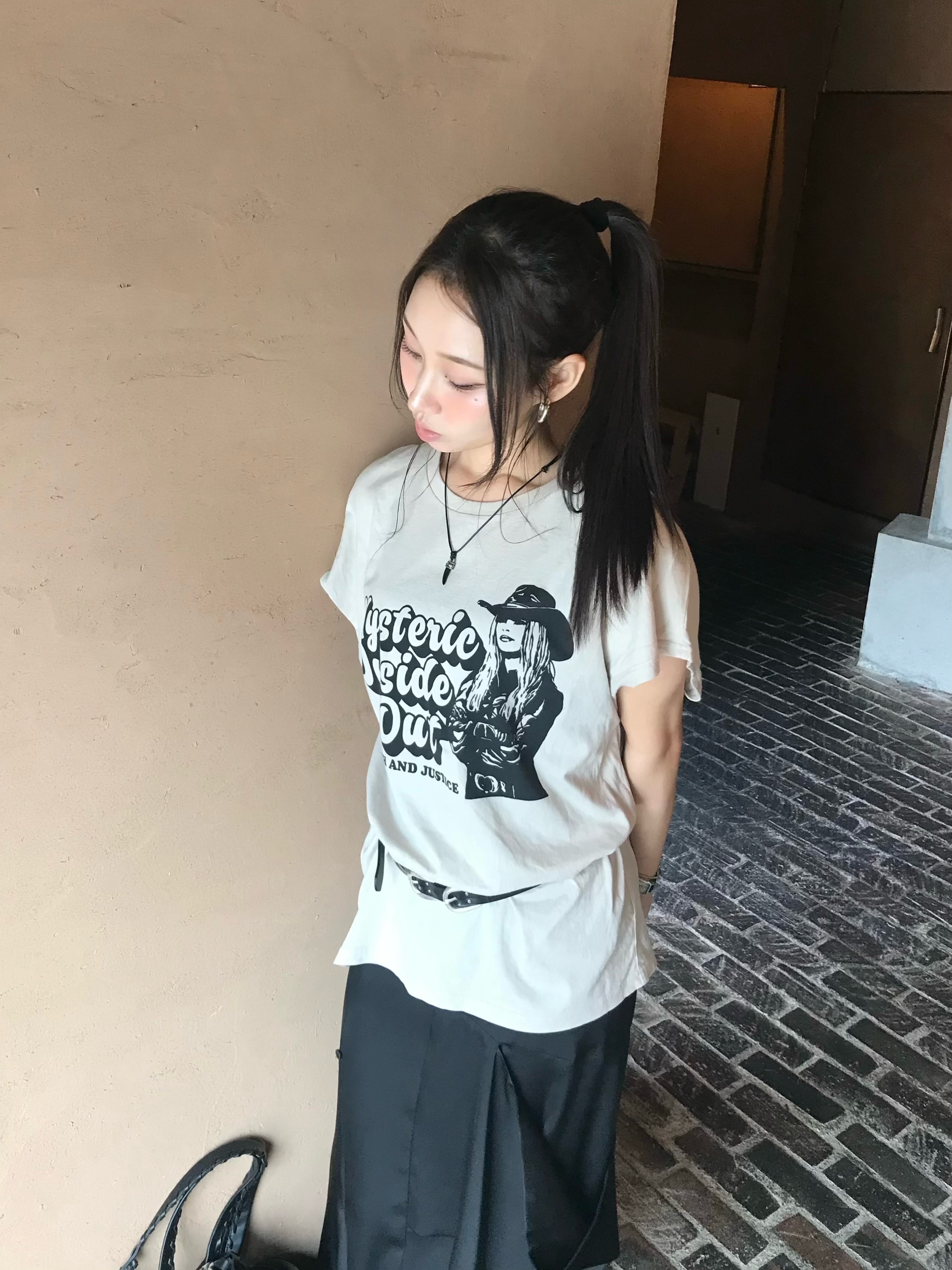 (W) Hysteric Glamour Inside Out T-Shirt Beige, (W) Hysteric Glamour Inside Out T-Shirt Black 착용 스타일 - 2