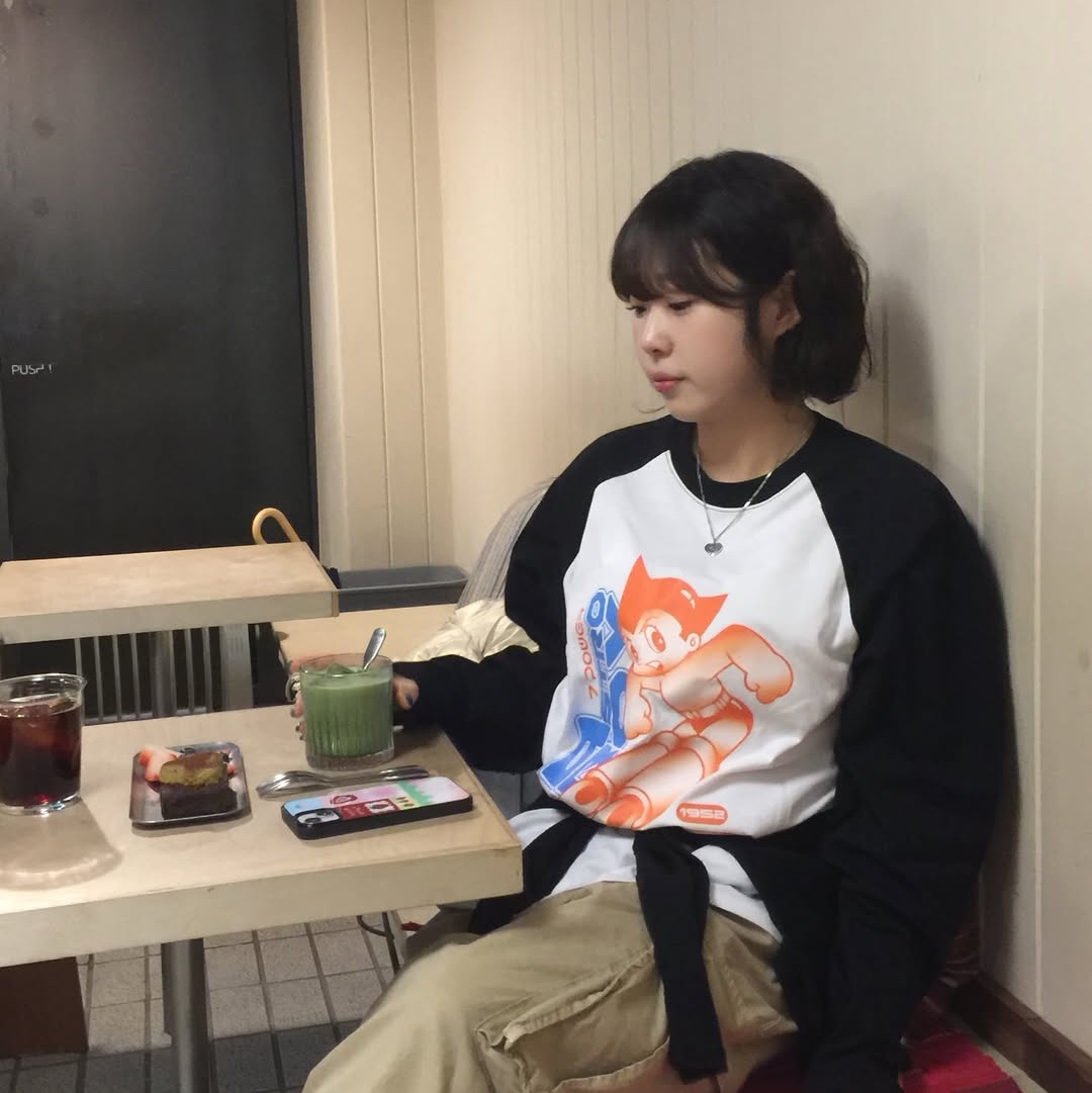 MAINBOOTH [Astro Boy] Cyberpunk Raglan T-shirt White 착용 스타일 - 7