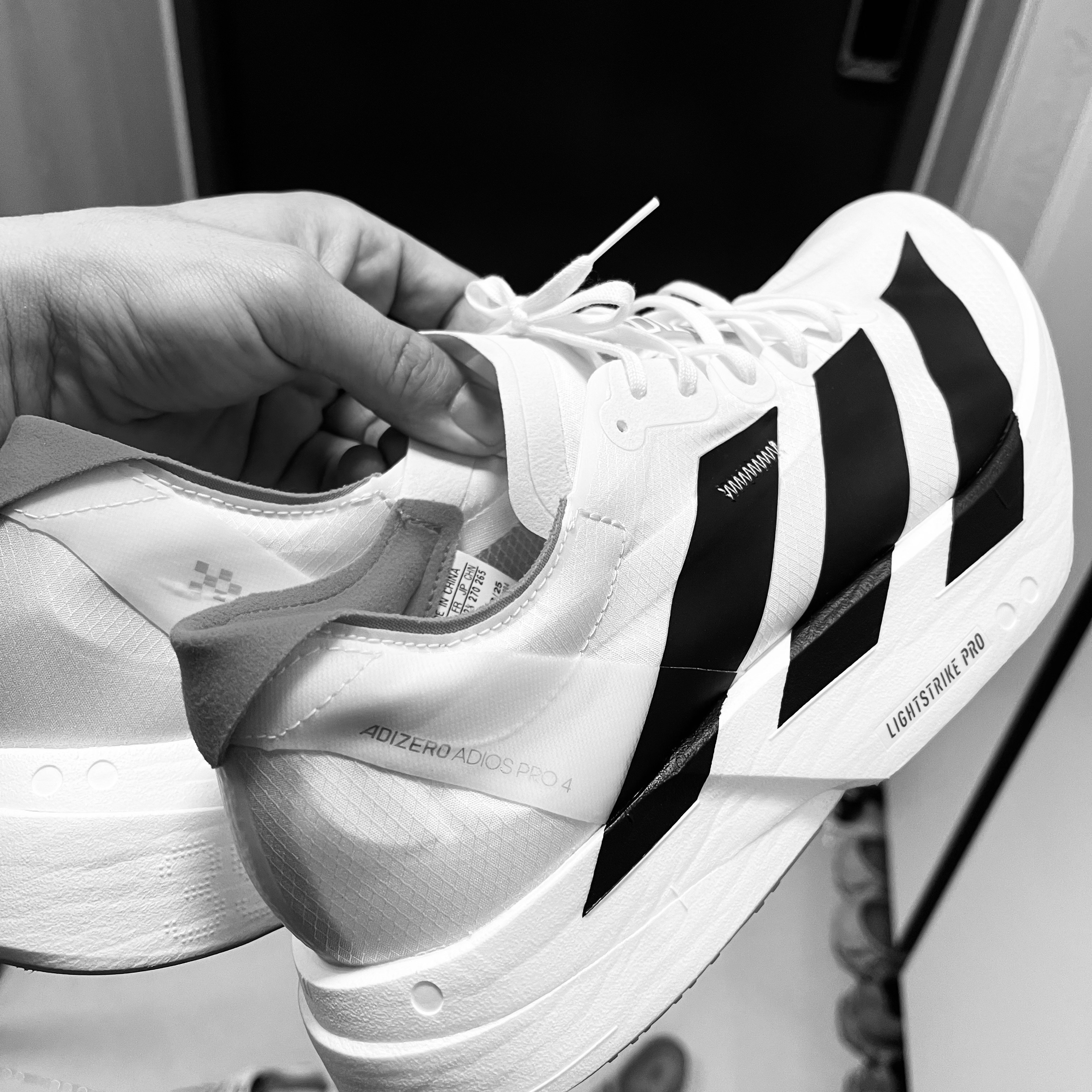 Adidas Adizero Adios Pro 4 Cloud White Core Black 착용 스타일 - 1