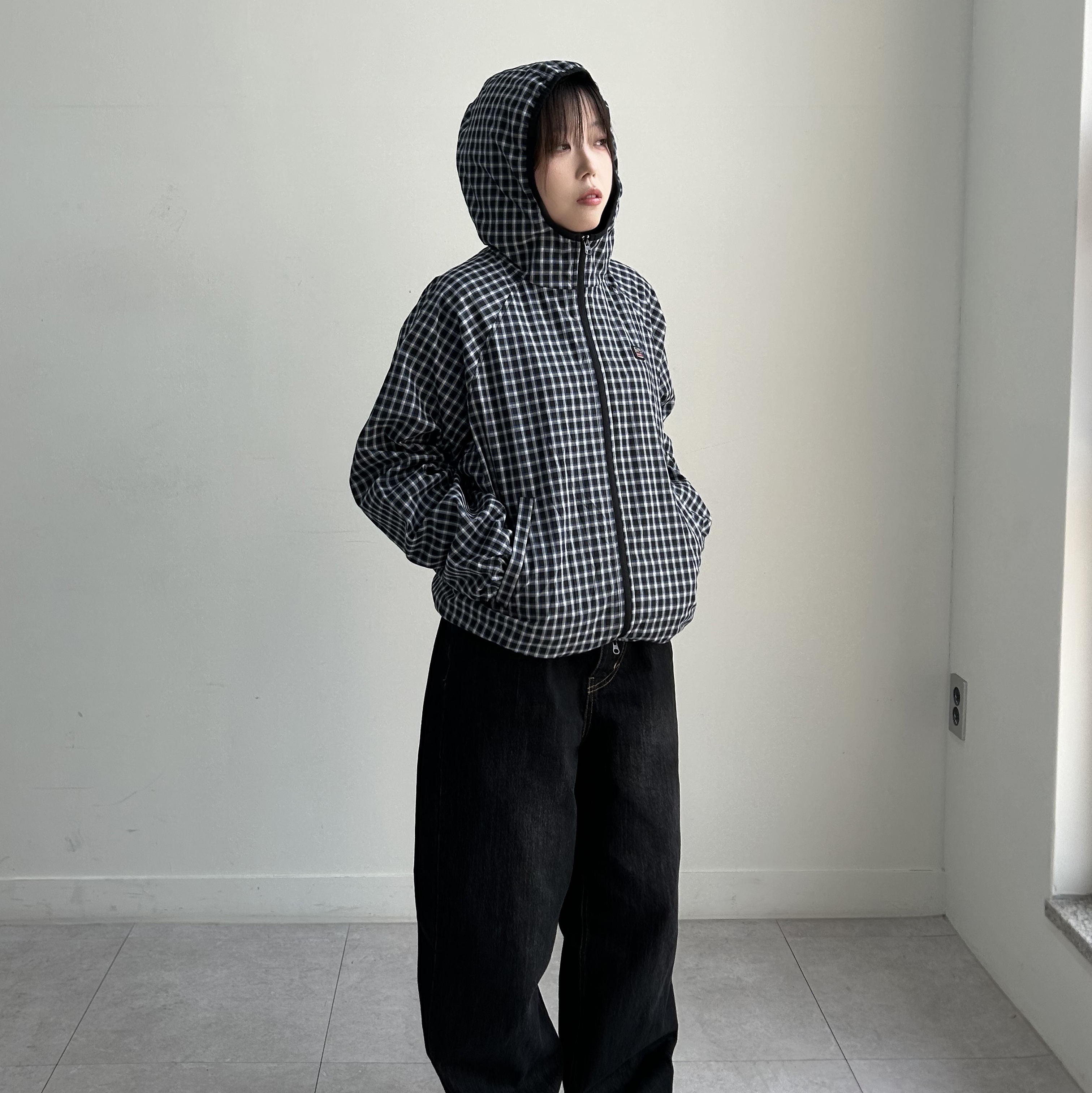 SPORT CHAMBER SC Square Check Windbreaker NAVY 착용 스타일 - 1