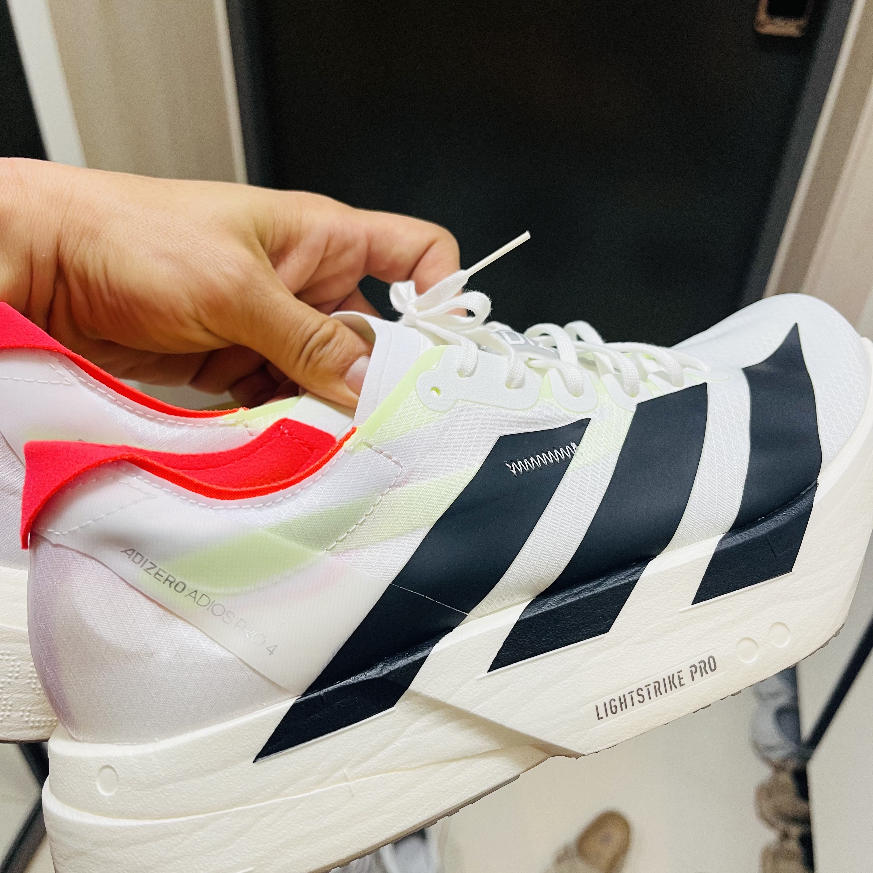 Adidas Adizero Adios Pro 4 Cloud White Core Black 착용 스타일 - 2