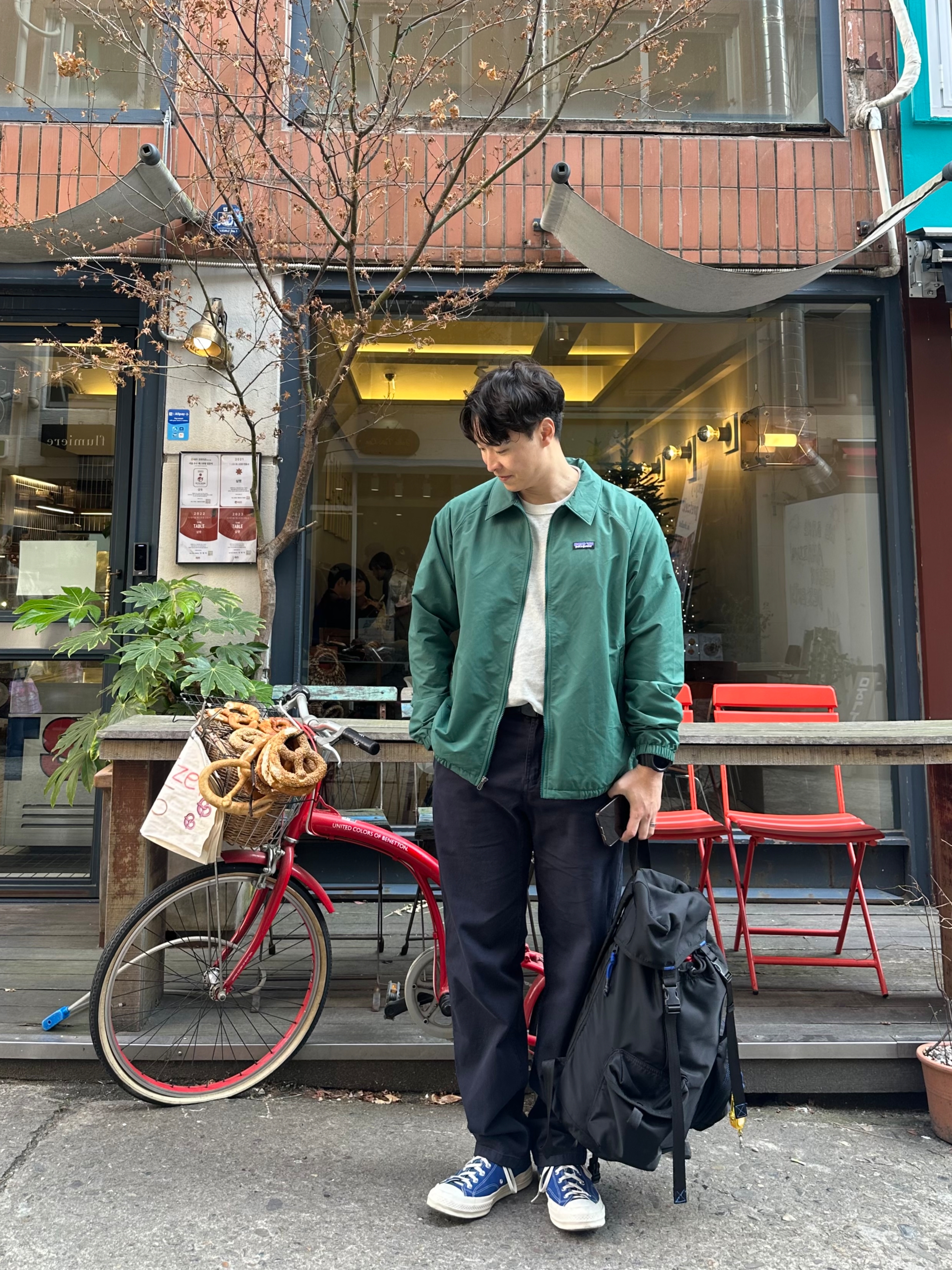 Patagonia Baggies Jacket Conifer Green, Gramicci Straight Twill Pants Olive - US Sizing 착용 스타일 - 2