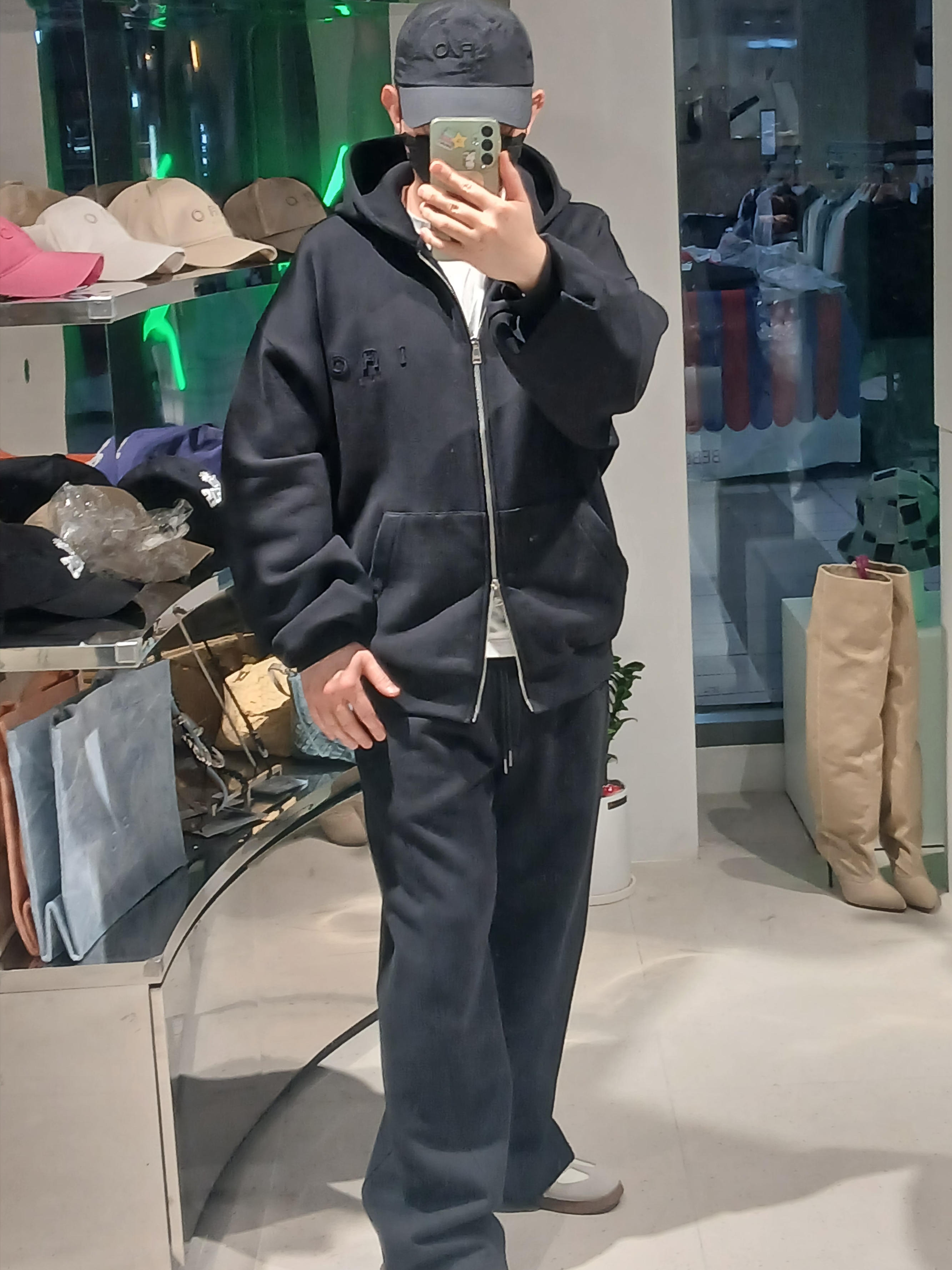 Maison Margiela Calfskin Replica Sneakers, IRO Voile Cushioned Fabric Hooded Zip-Up T-Shirt Black 착용 스타일 - 3