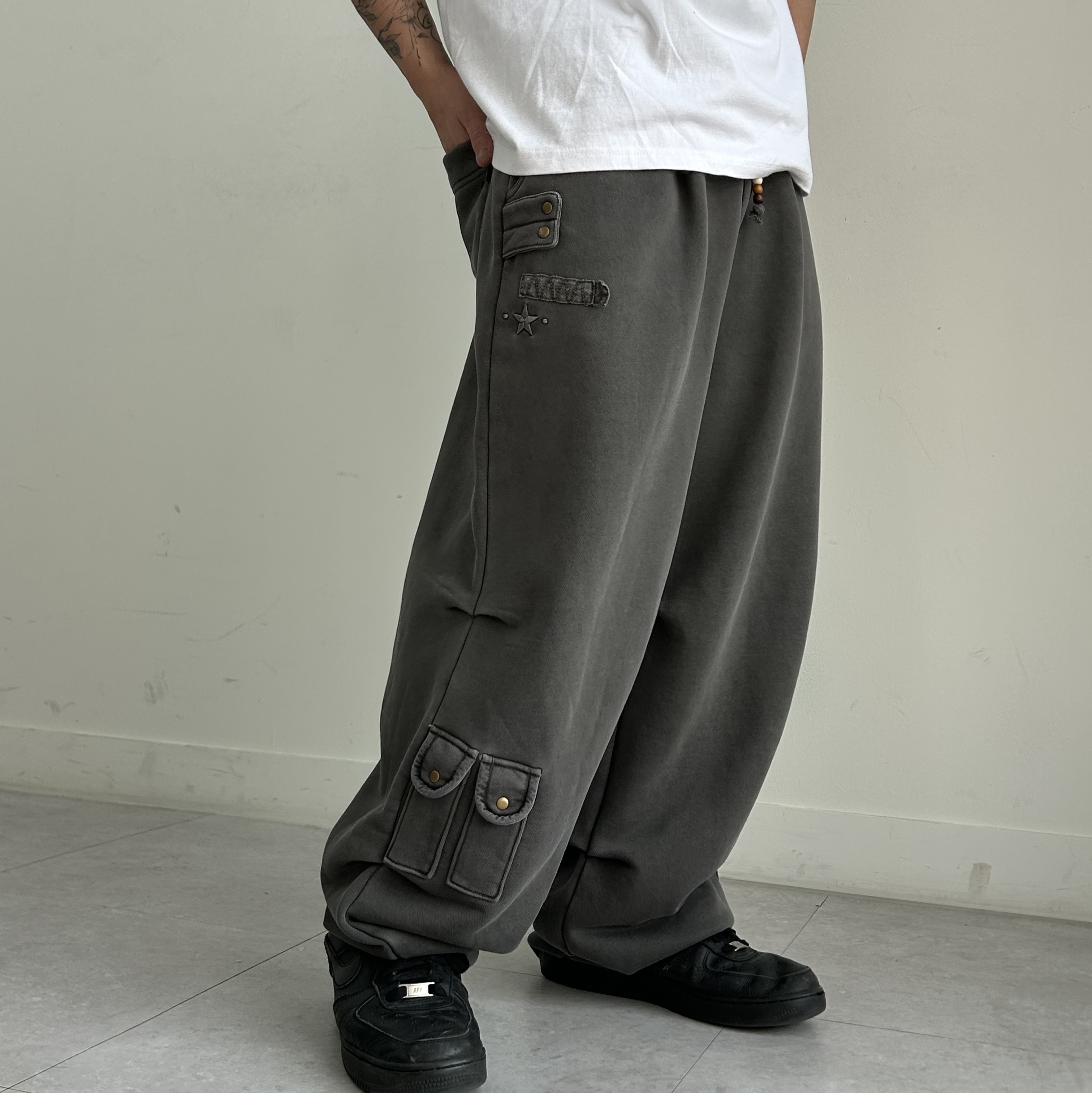 MAINBOOTH Nomad Sweat Pants CHARCOAL 착용 스타일 - 1