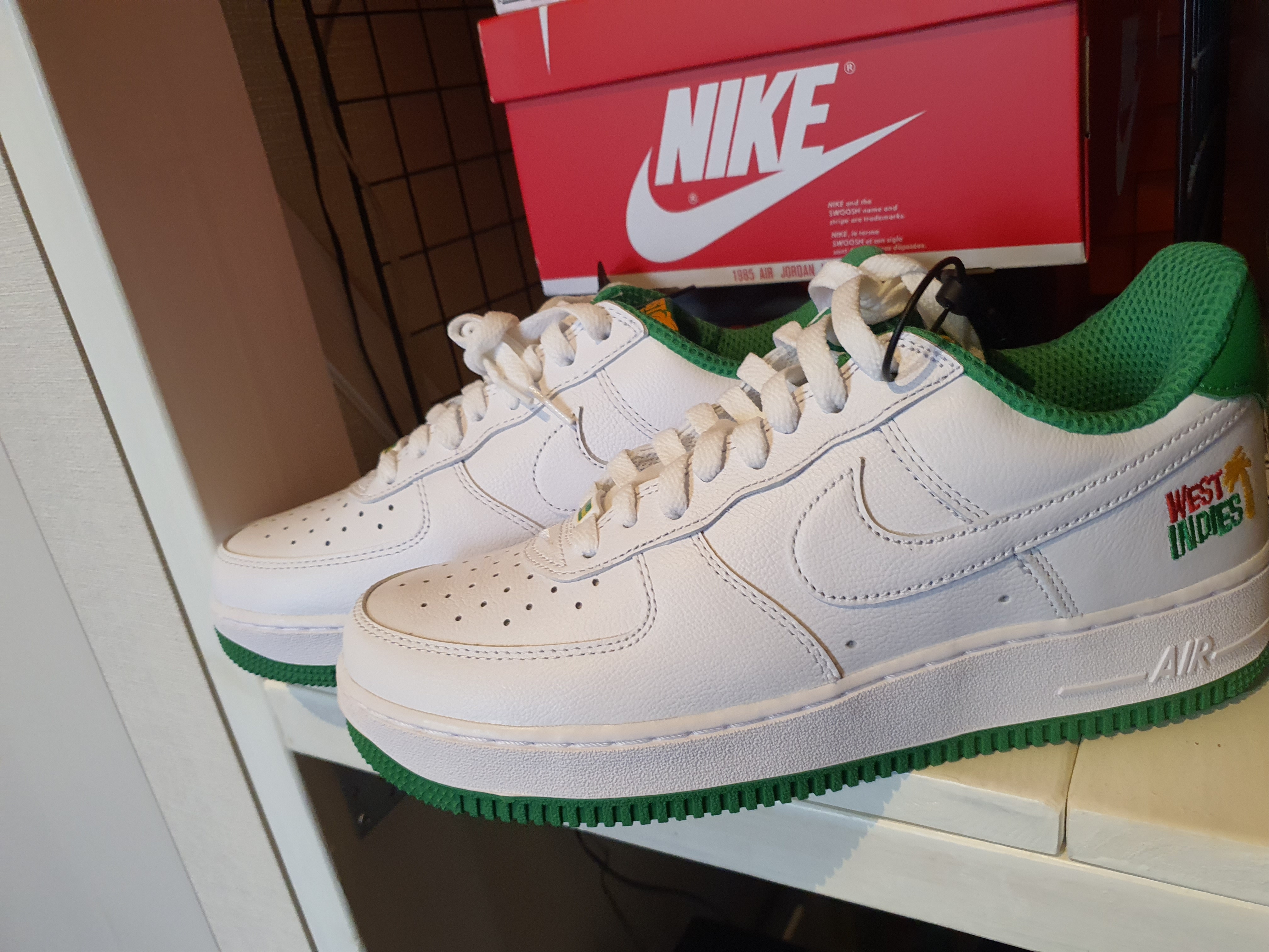 Nike Air Force 1 Low Retro QS West Indies Classic Green 착용 스타일 - 1