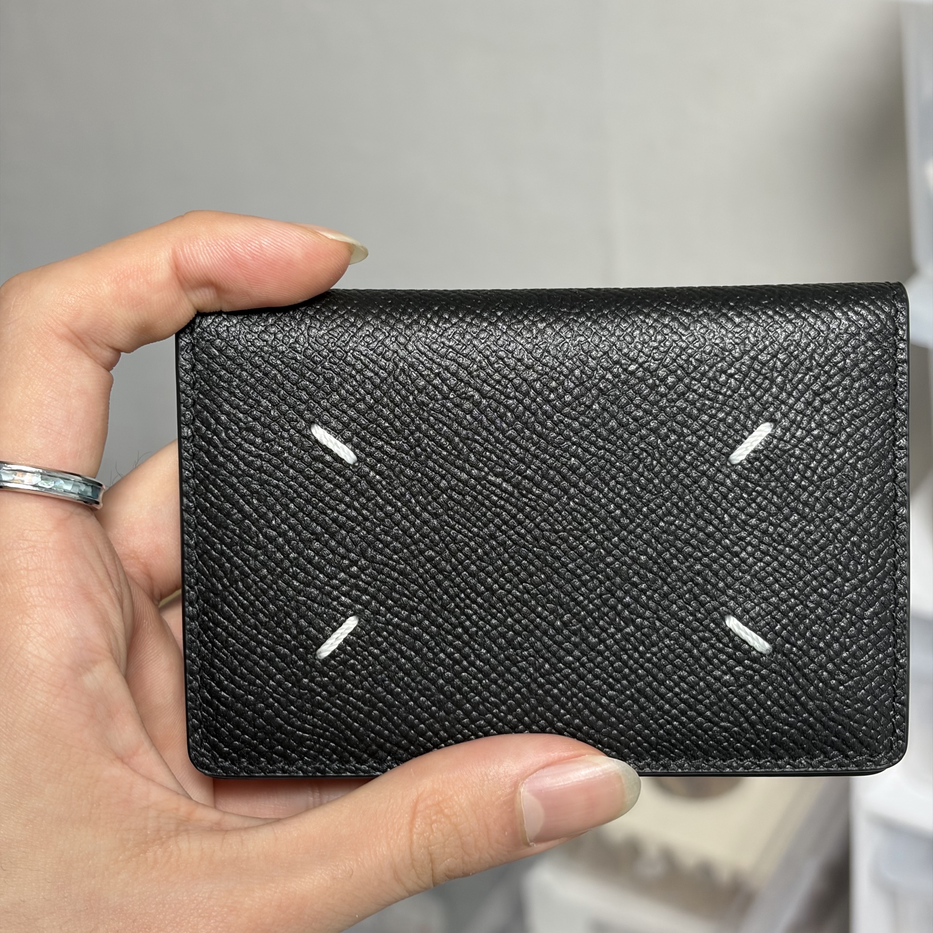 Maison Margiela Leather Bi-Fold Card Holder Black 착용 스타일 - 2