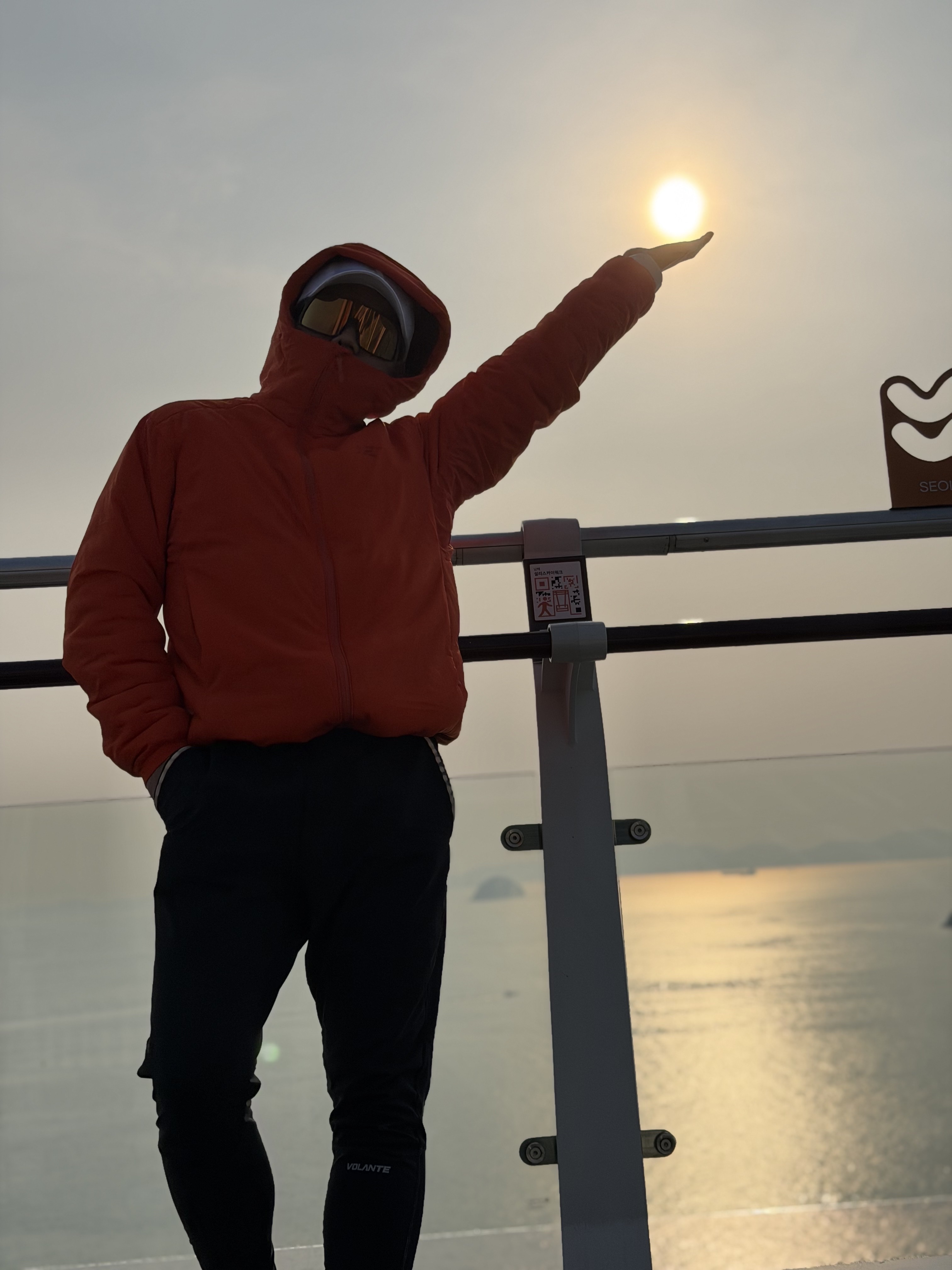 Arc'teryx Atom Hoodie Solaris, Oakley Sutro Matte Carbon Frame Prizm 24K Lenses Low Bridge Fit 착용 스타일 - 3