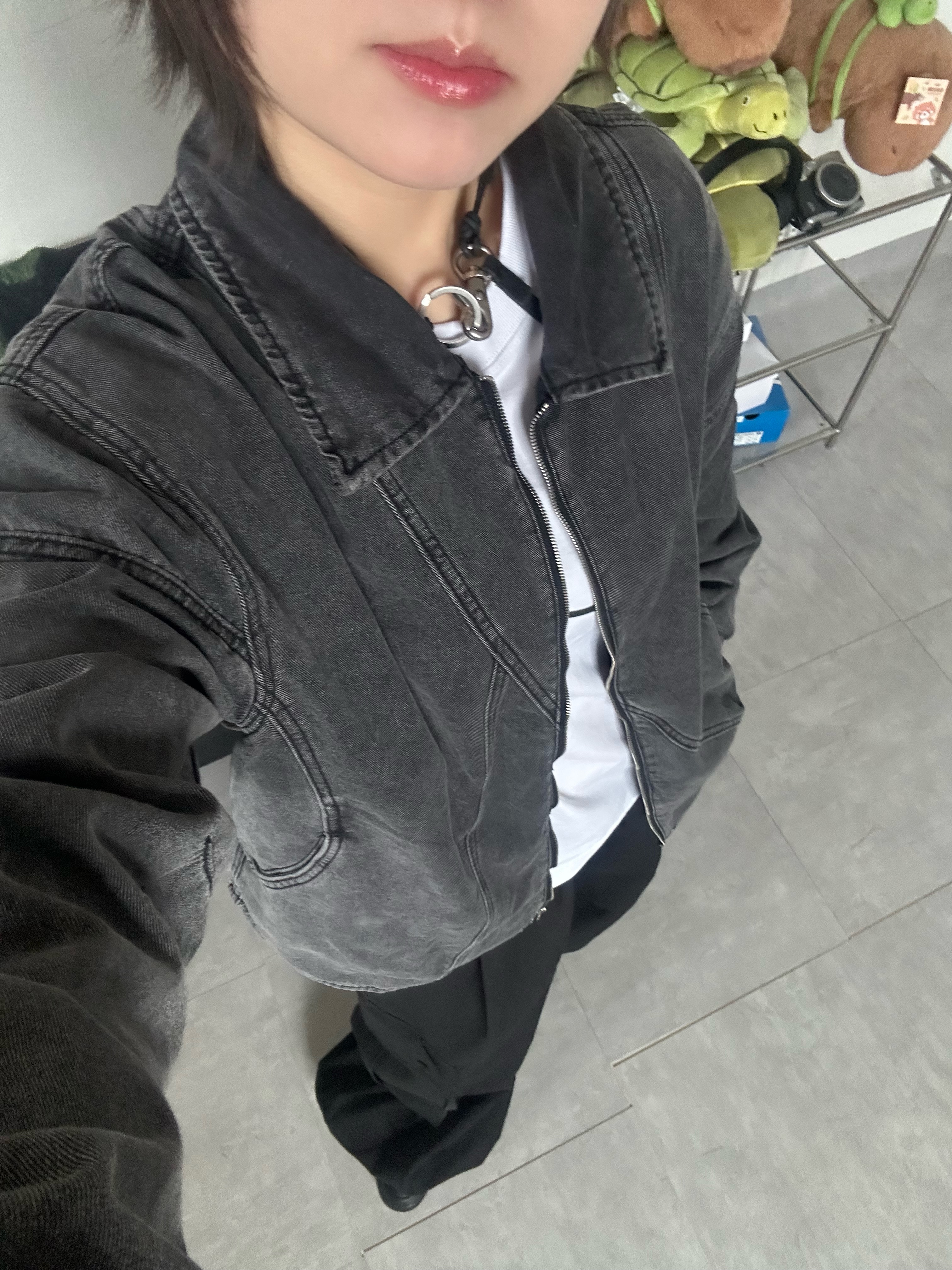 Our Legacy Ladon Leather Keychain Black 착용 스타일 - 3