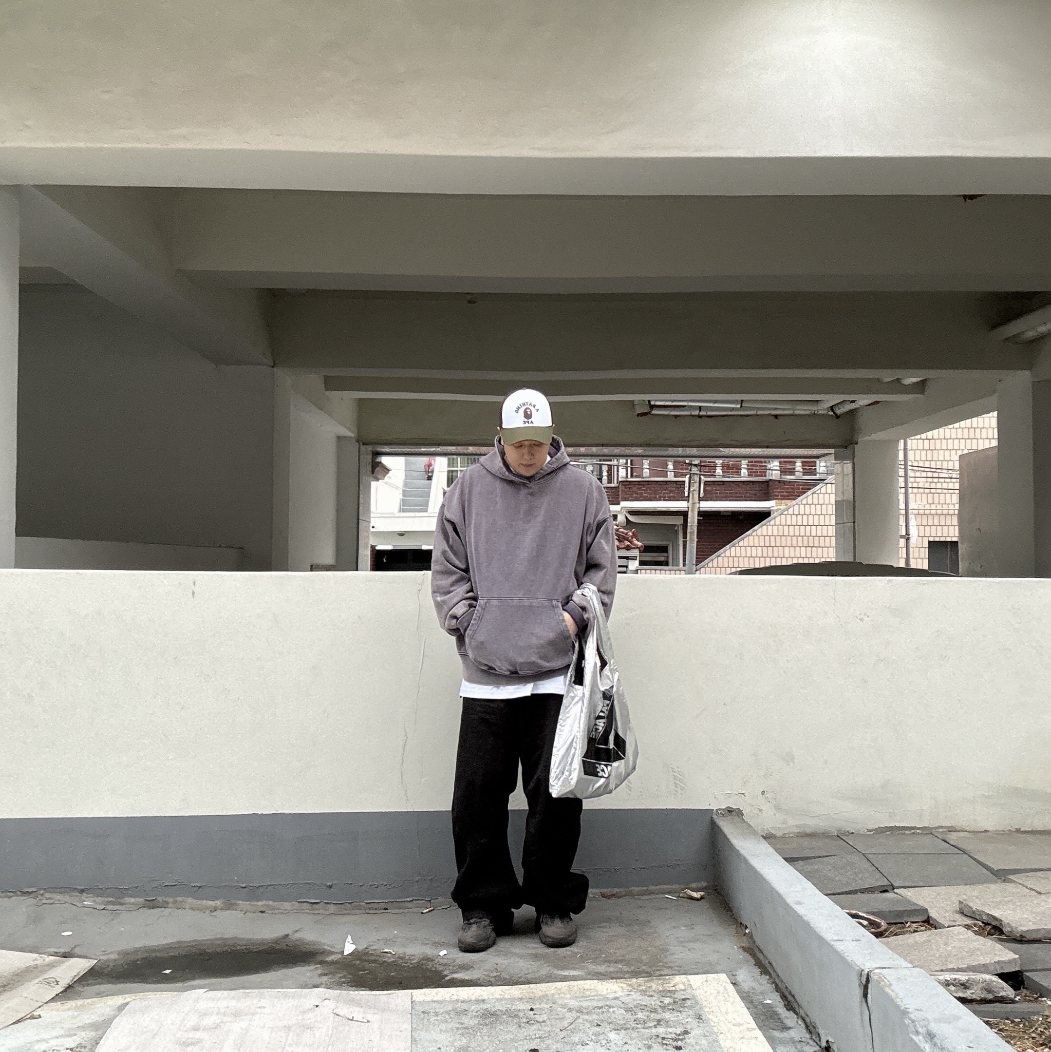 BAPE College Mesh Cap Olive Drab, Palace Palace Shop Reusable Bag Silver - 22FW 착용 스타일 - 2