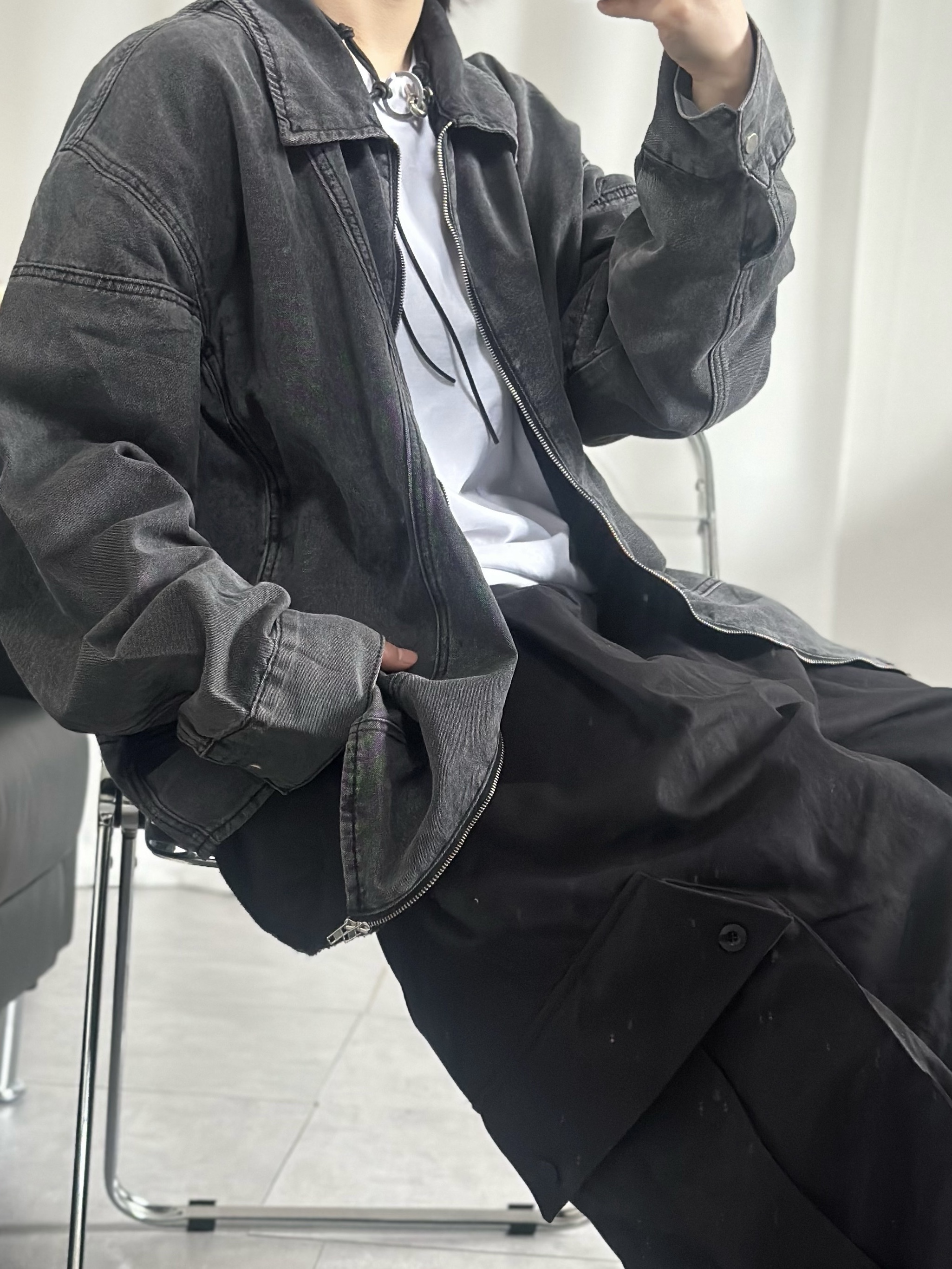 Our Legacy Ladon Leather Keychain Black 착용 스타일 - 1