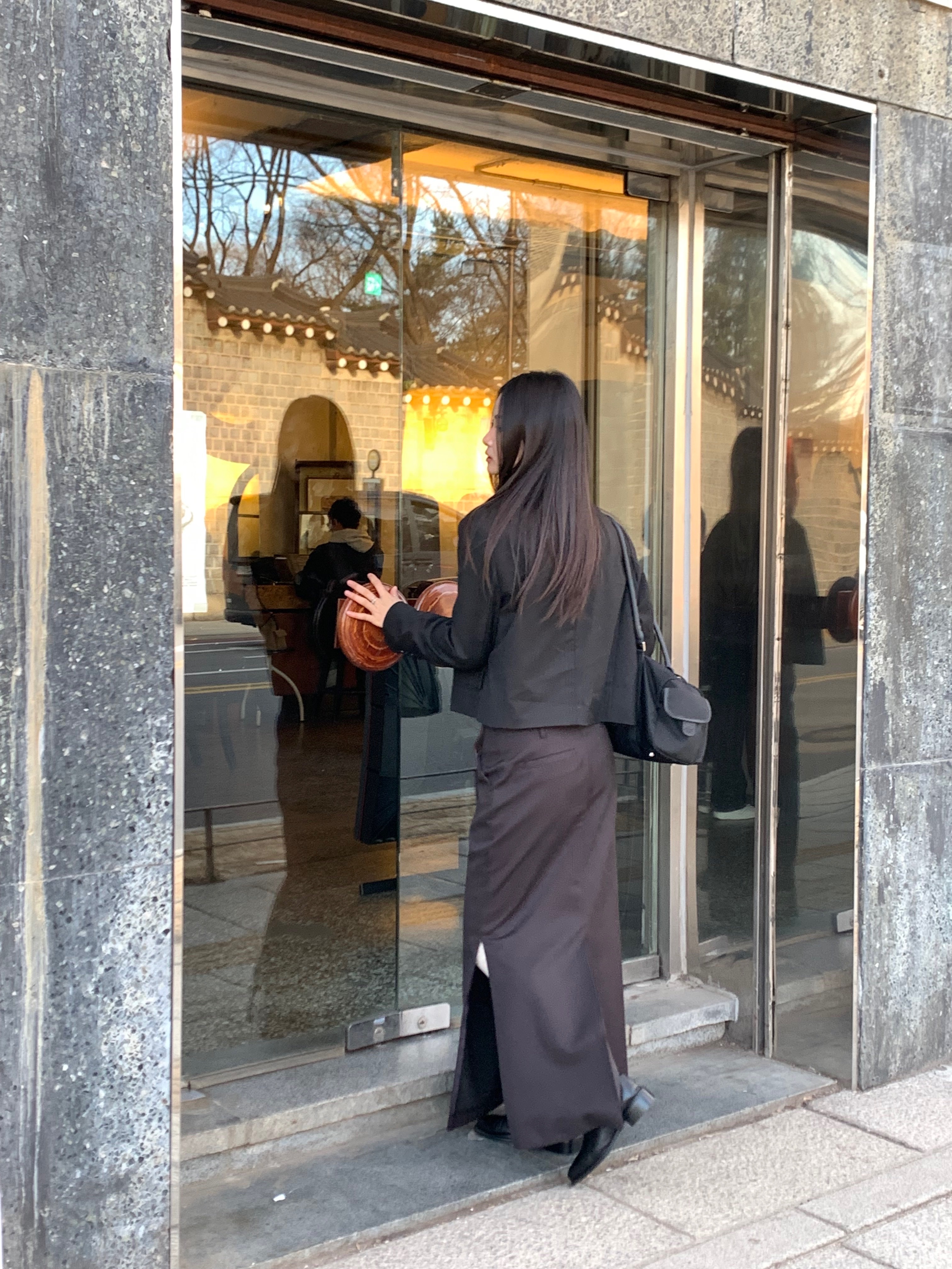 (W) Threetimes Ariana T-Shirt Cream, (W) Calvin Klein Modern Cotton Lightly Lined Triangle Bra Black 착용 스타일 - 2