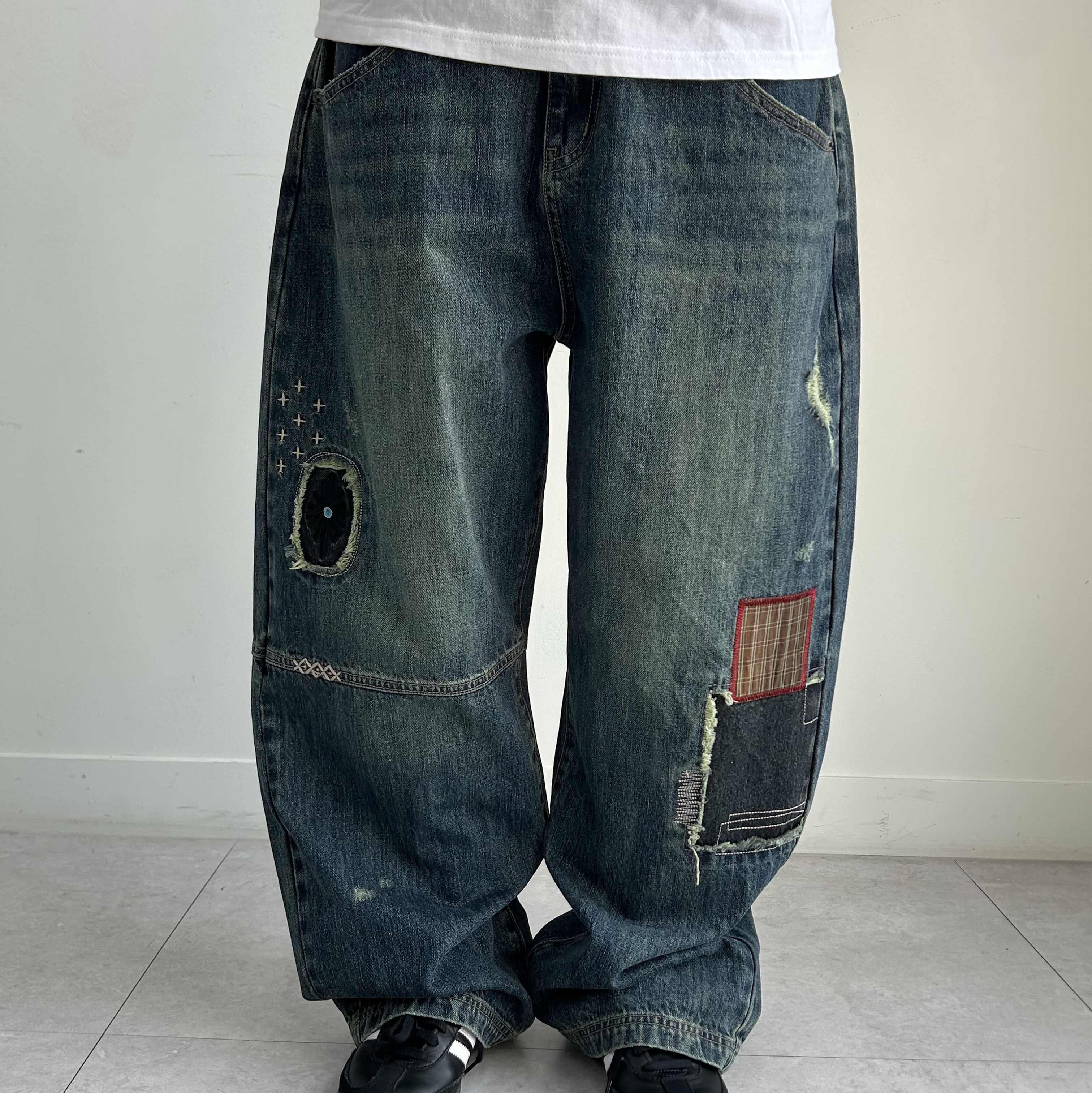 MAINBOOTH Repaired Denim Pants BLUE 착용 스타일