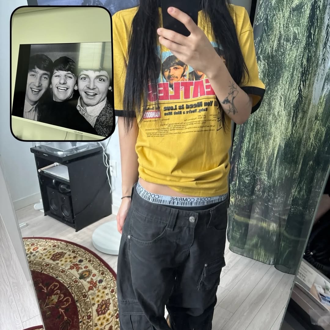 MAINBOOTH [Beatles] Love T-Shirt Yellow 착용 스타일 - 1