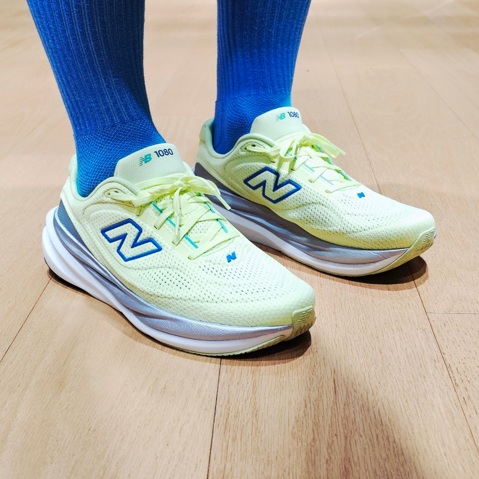 New Balance 1080v15 Afterglow Blue Bird - 2E Wide 착용 스타일