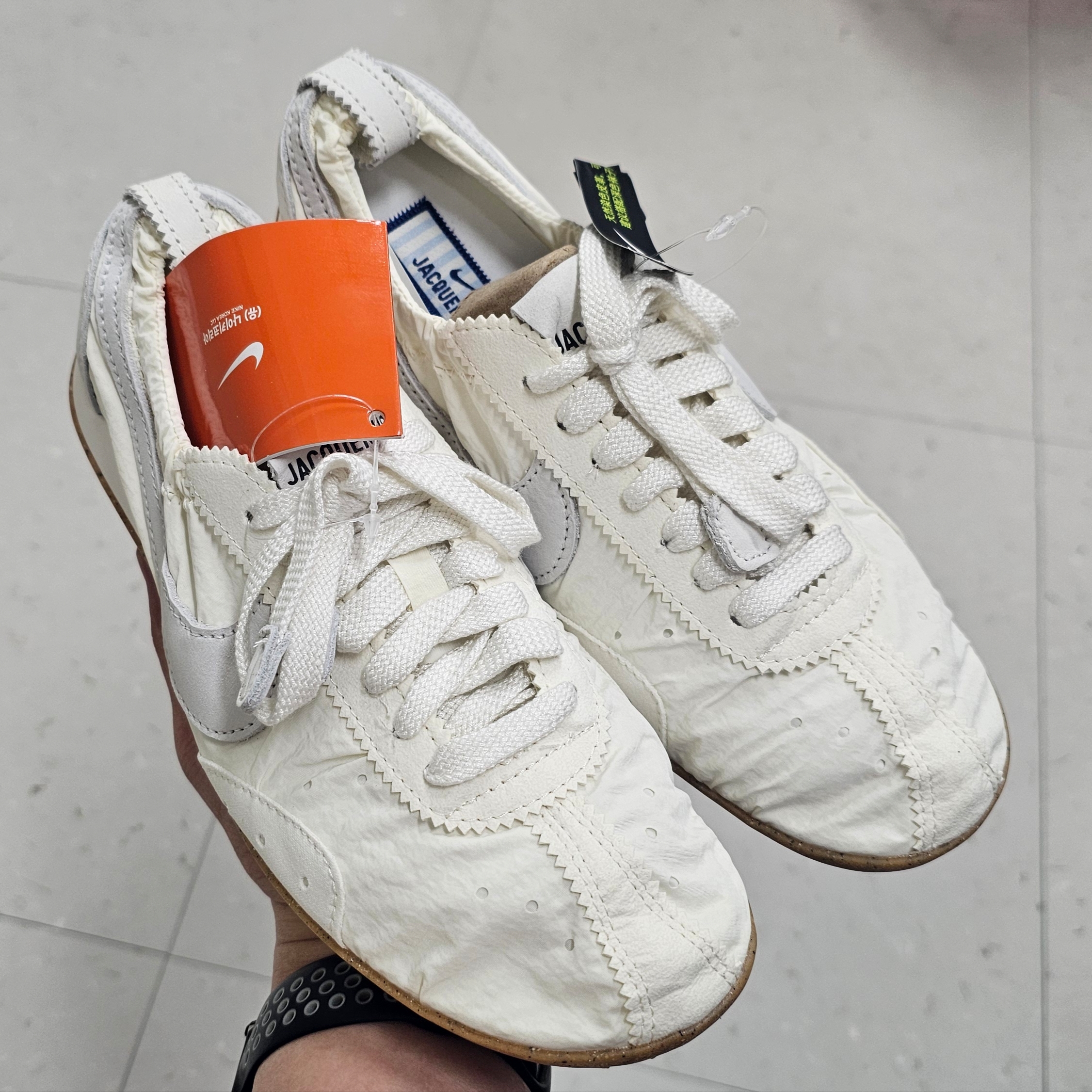 Nike x Jacquemus Moon Shoe SP Soft Pearl Sail 착용 스타일