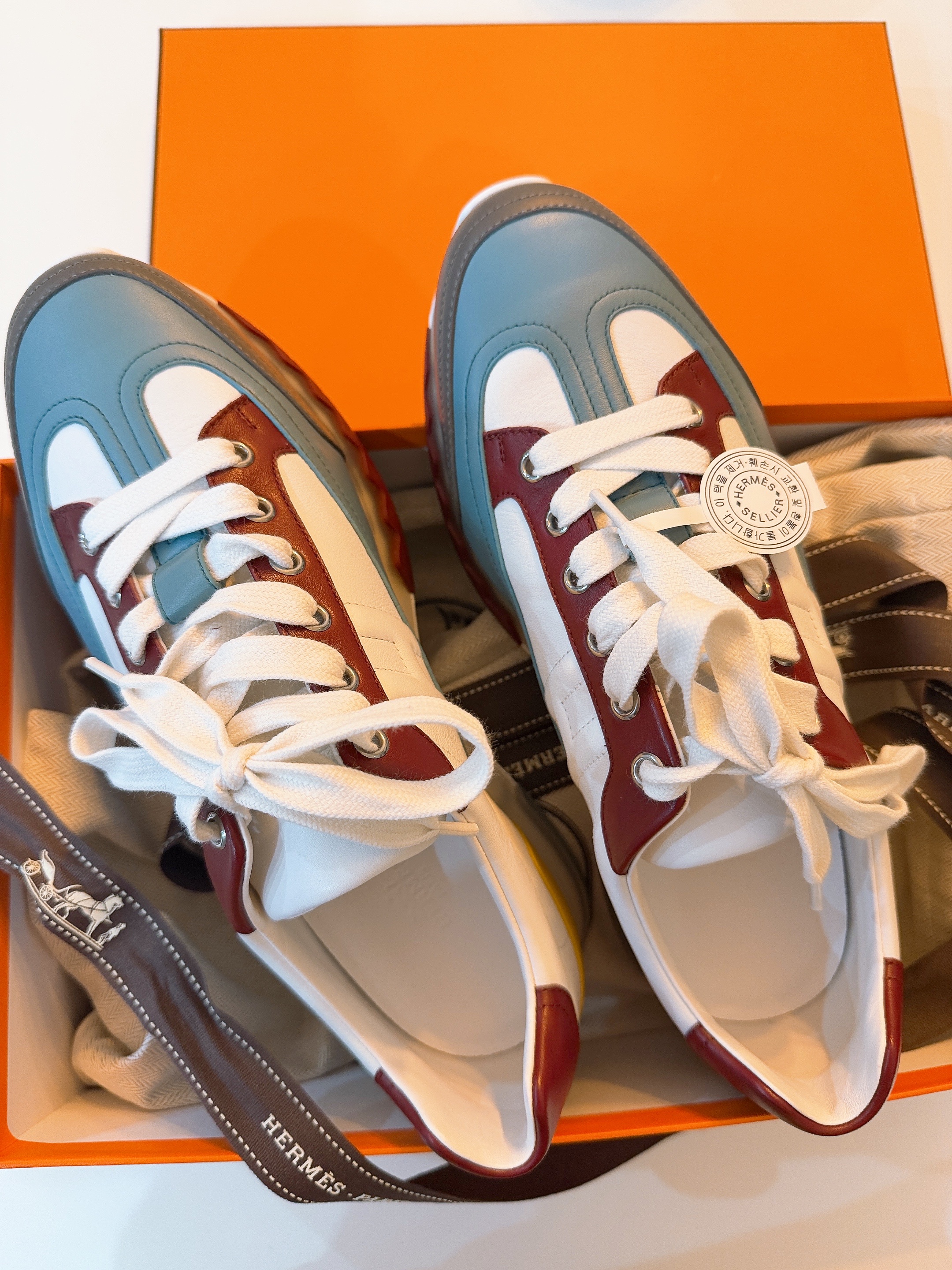 Hermes Trail Sneakers Calfskin Suede Goatskin & Multicolore Beige Lin 착용 스타일 - 2