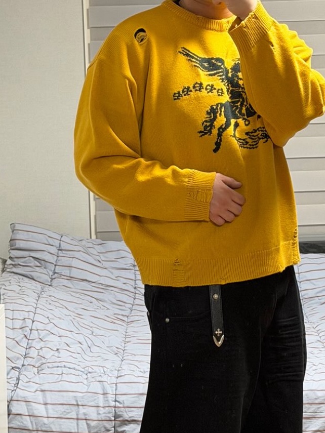 PACOSPLY Destroyed Falling Angel Knit Mustard 착용 스타일