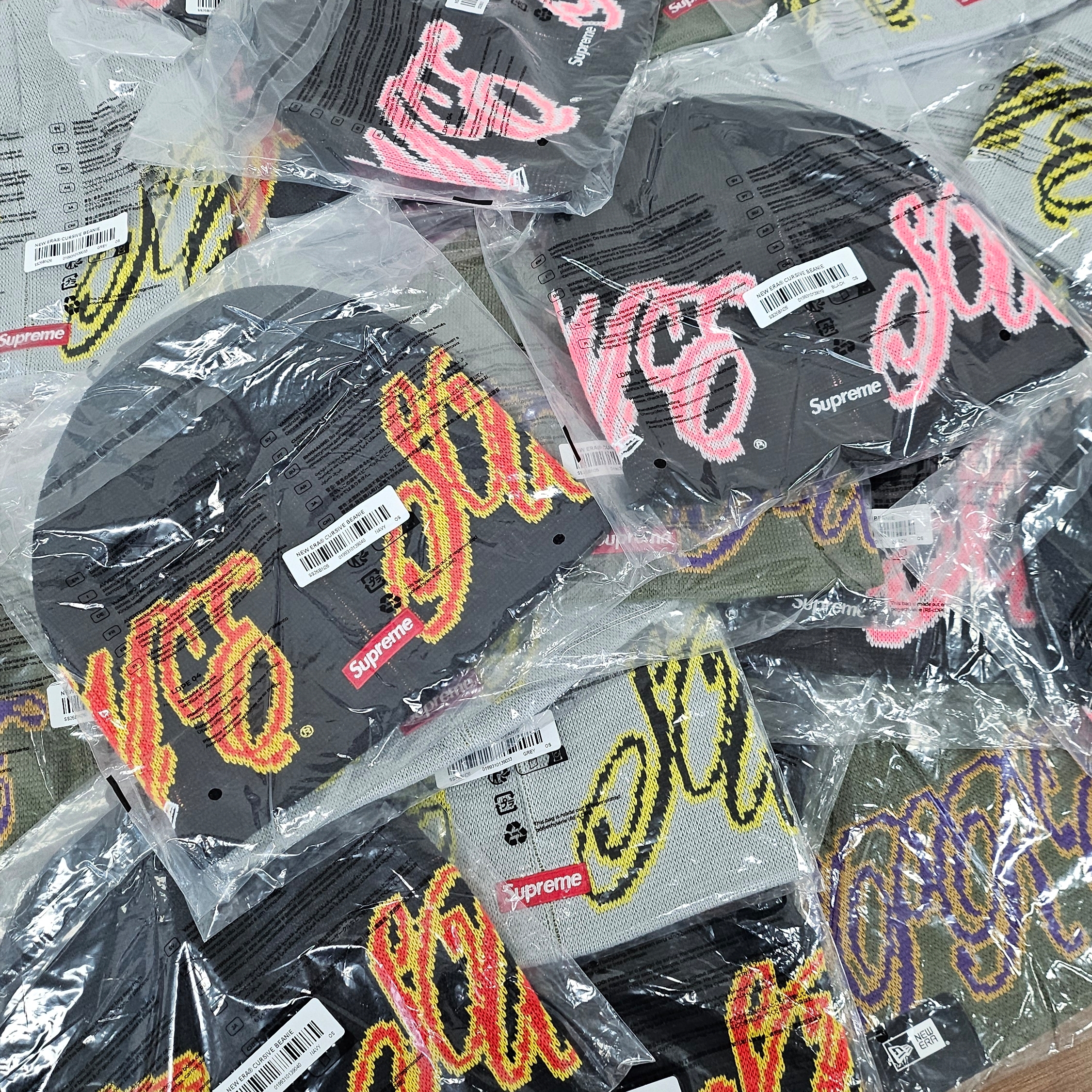 Supreme New Era Cursive Beanie Black - 26SS, Supreme New Era Cursive Beanie Dark Navy - 26SS 착용 스타일