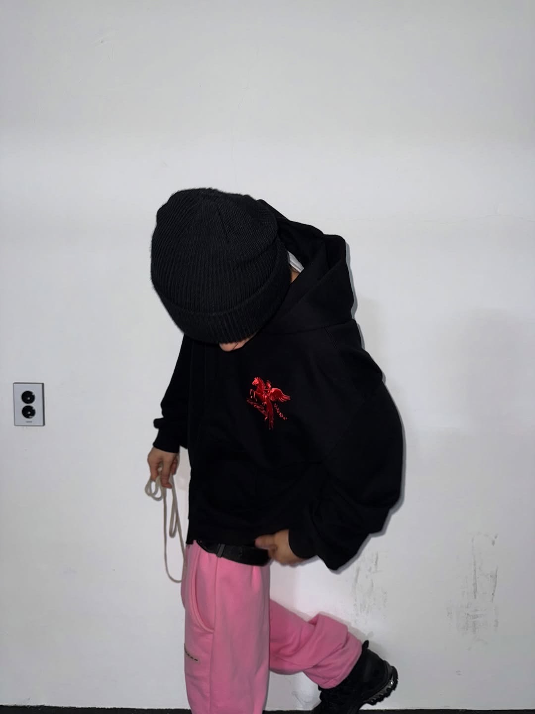 PACOSPLY Falling Angel Zip Up Hoodie Black 착용 스타일