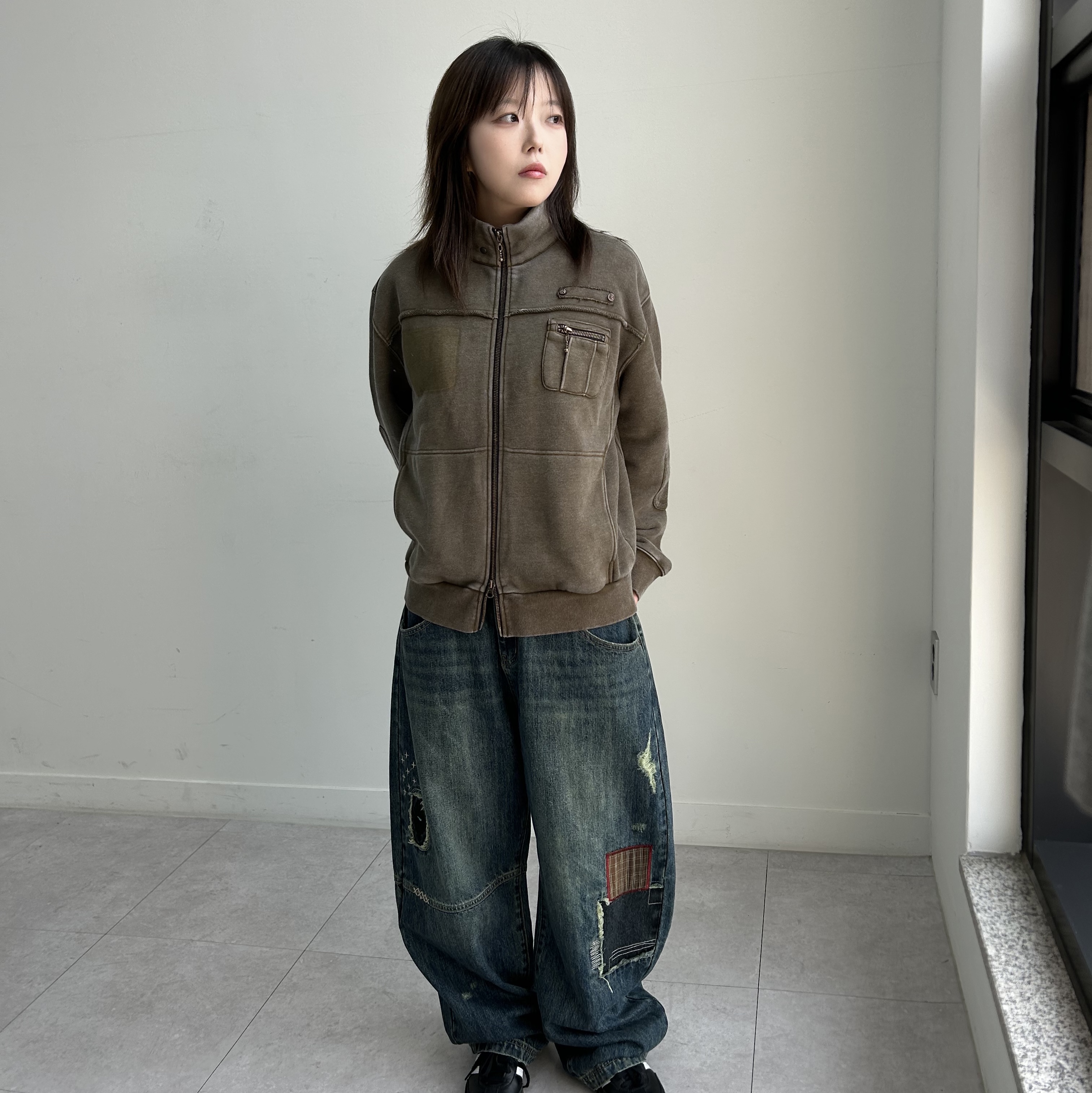 MAINBOOTH Field Combat Jacket KHAKI 착용 스타일 - 1