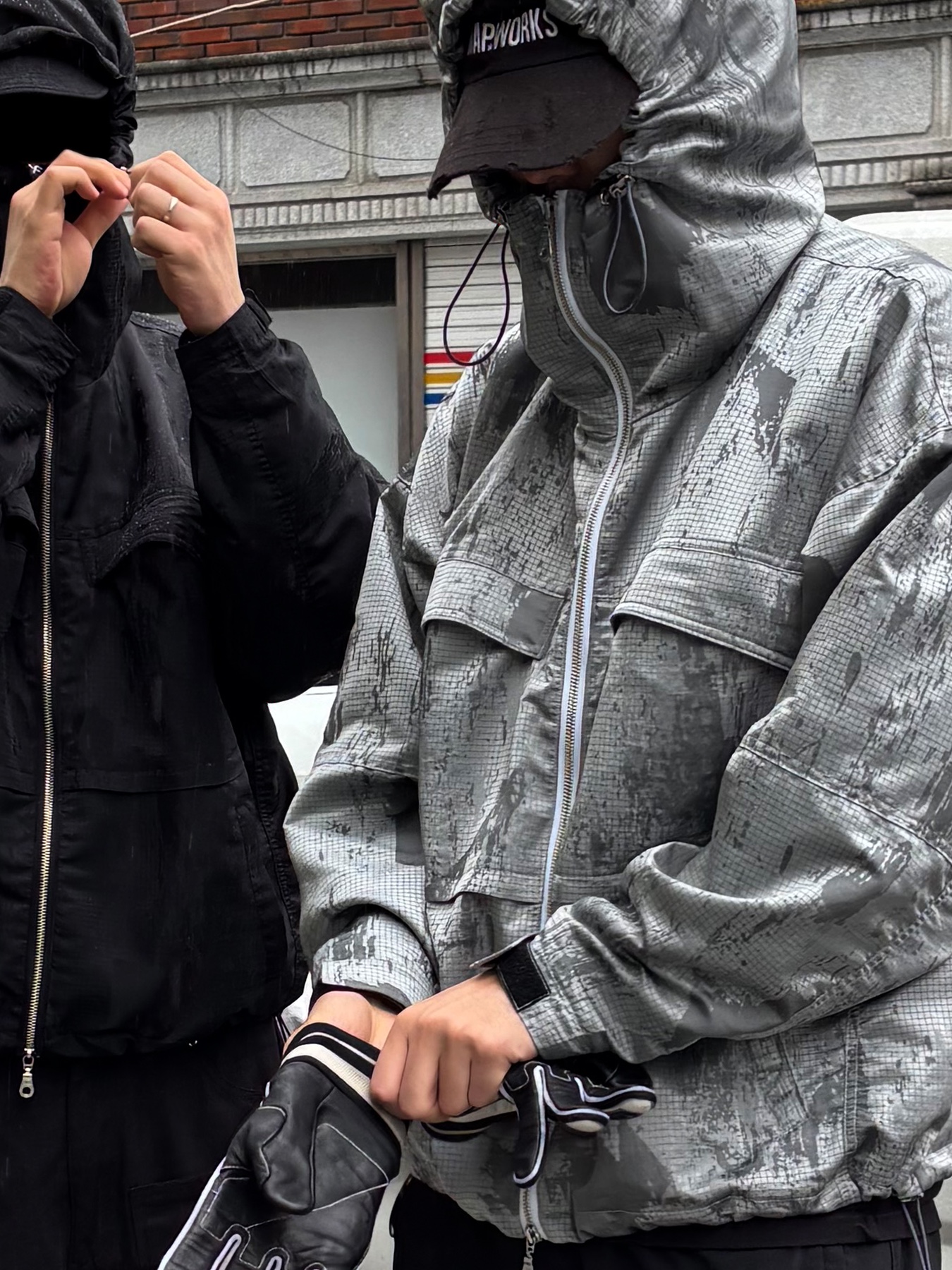 Wapworks Engineered Oxford Bermuda Black, Hoka Tor Ultra Hi 2 WP Burnt Olive 착용 스타일 - 3